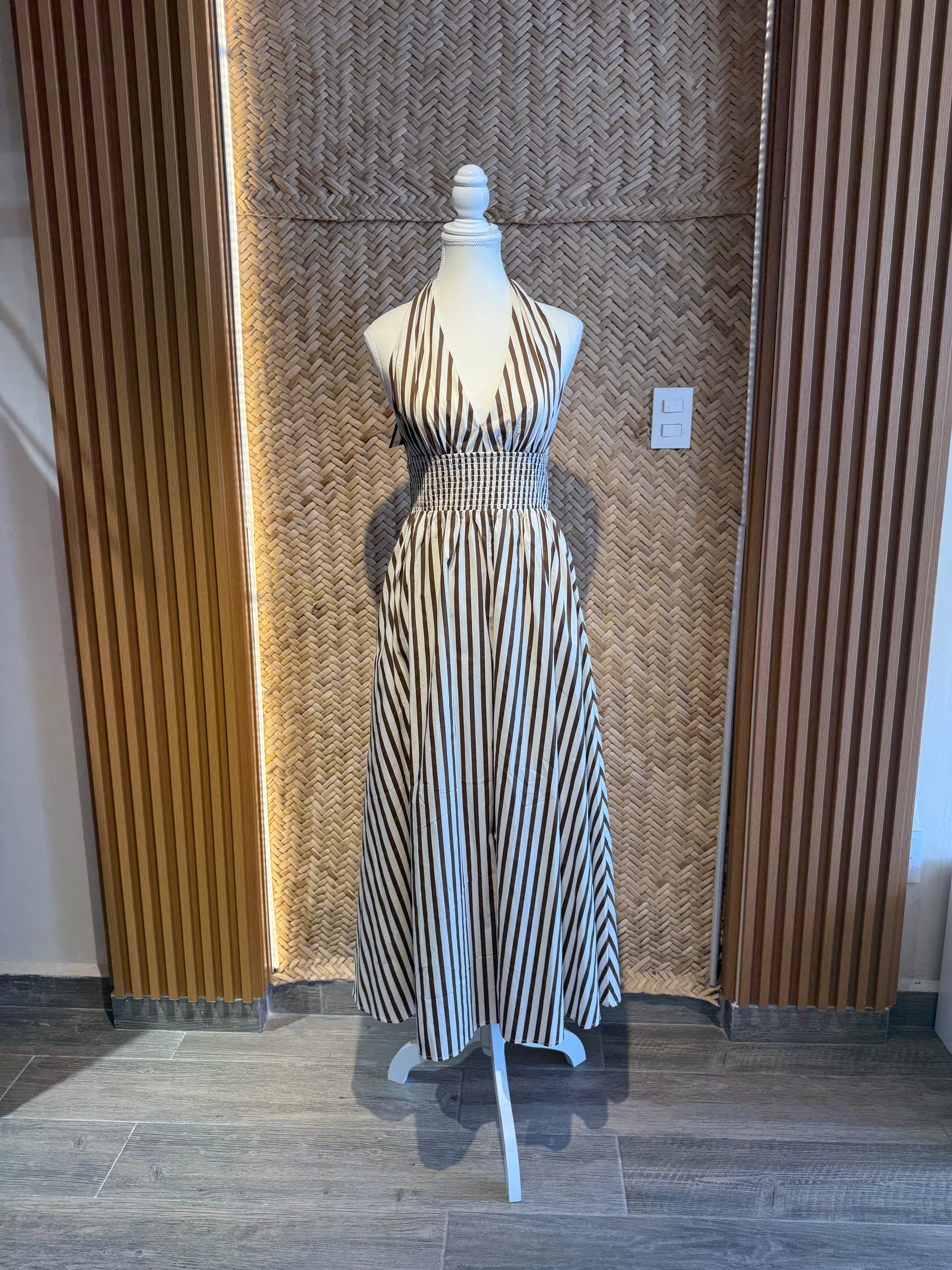 Vestido halter de rayas café con crema