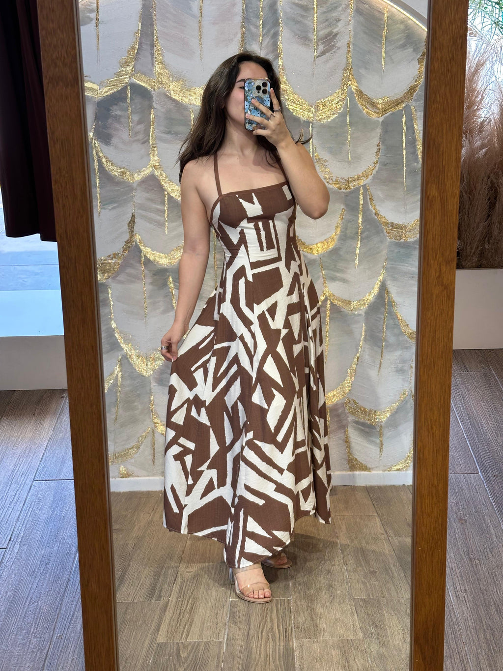 Vestido café con crema escote espalda