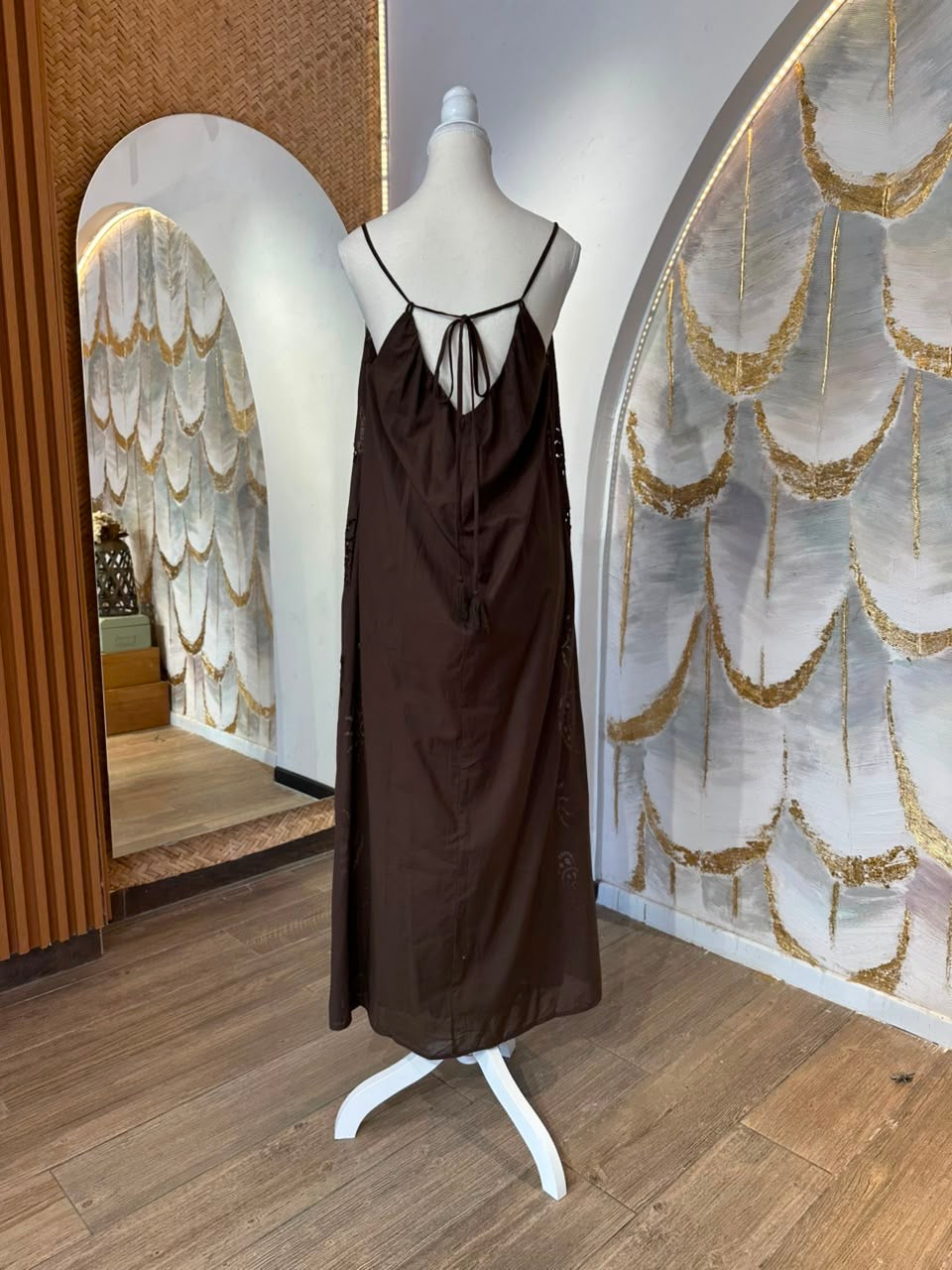 Vestido café tirantes calado