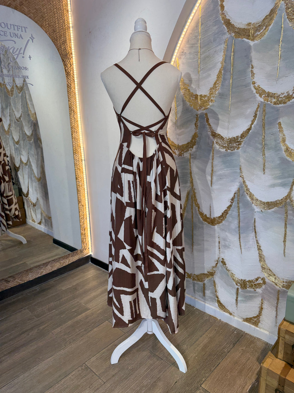 Vestido café con crema escote espalda