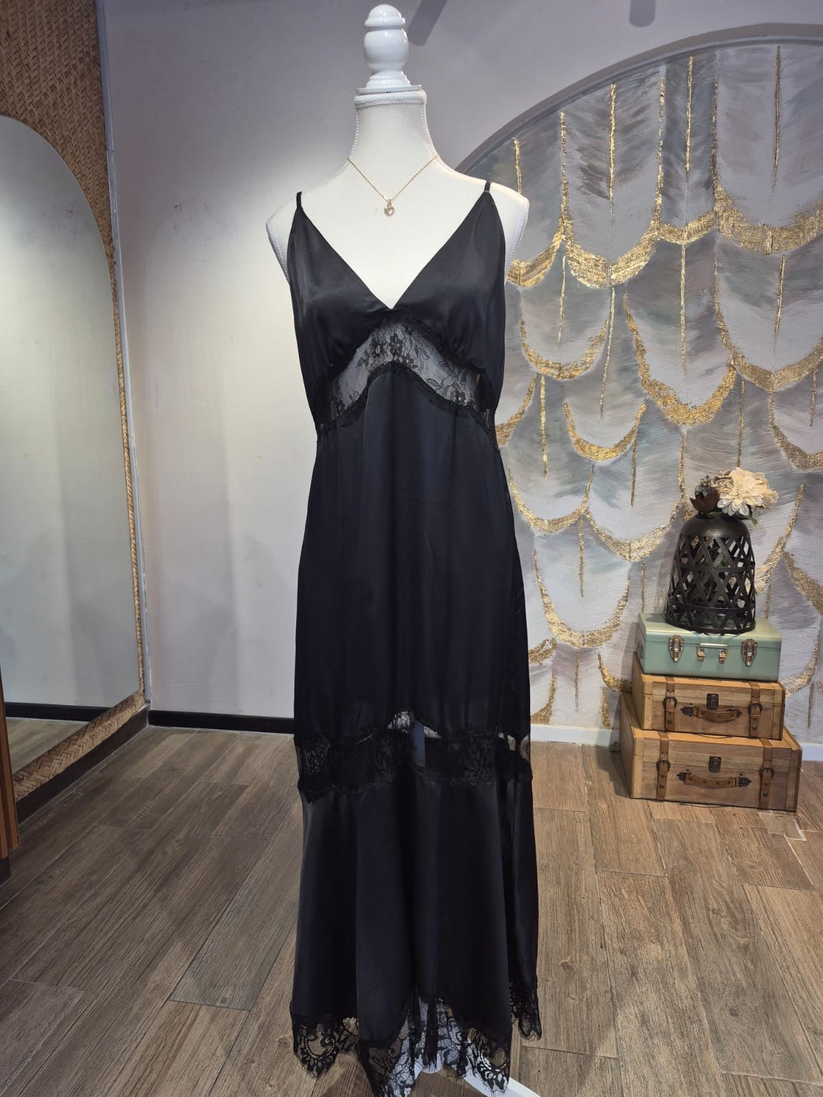 Vestido negro de satén con encaje
