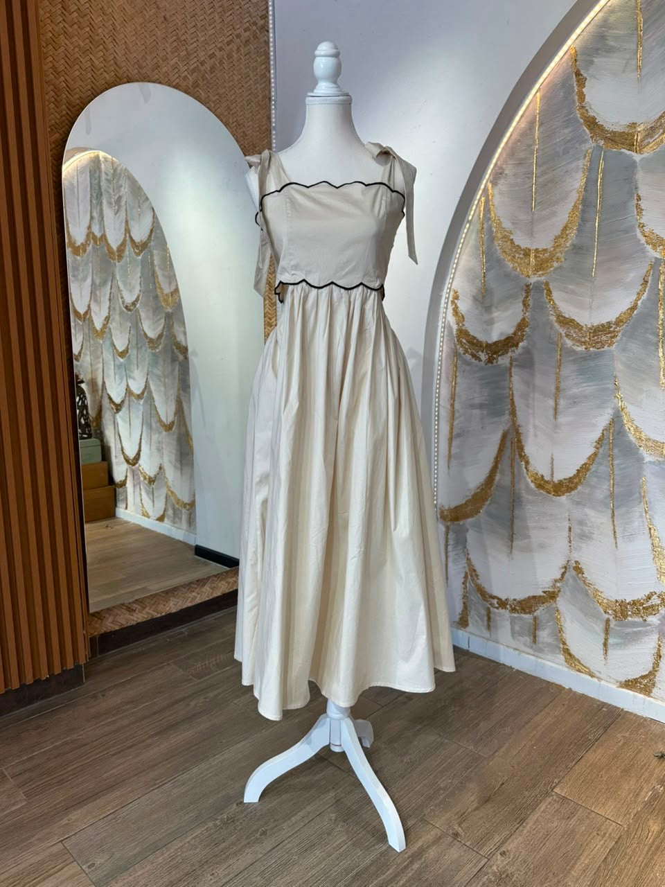Vestido beige con escote cintura