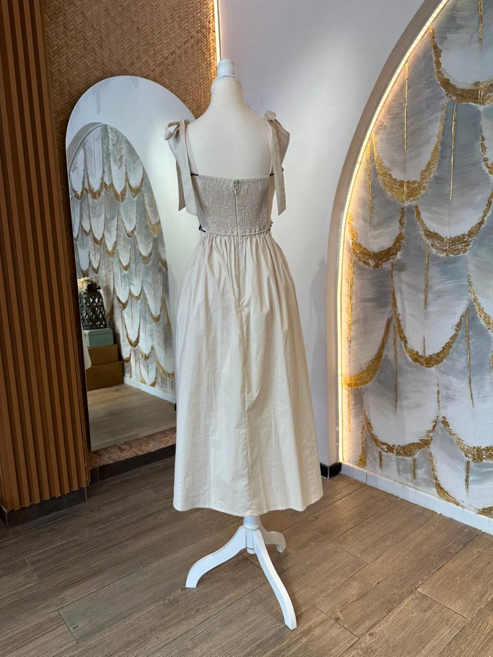 Vestido beige con escote cintura