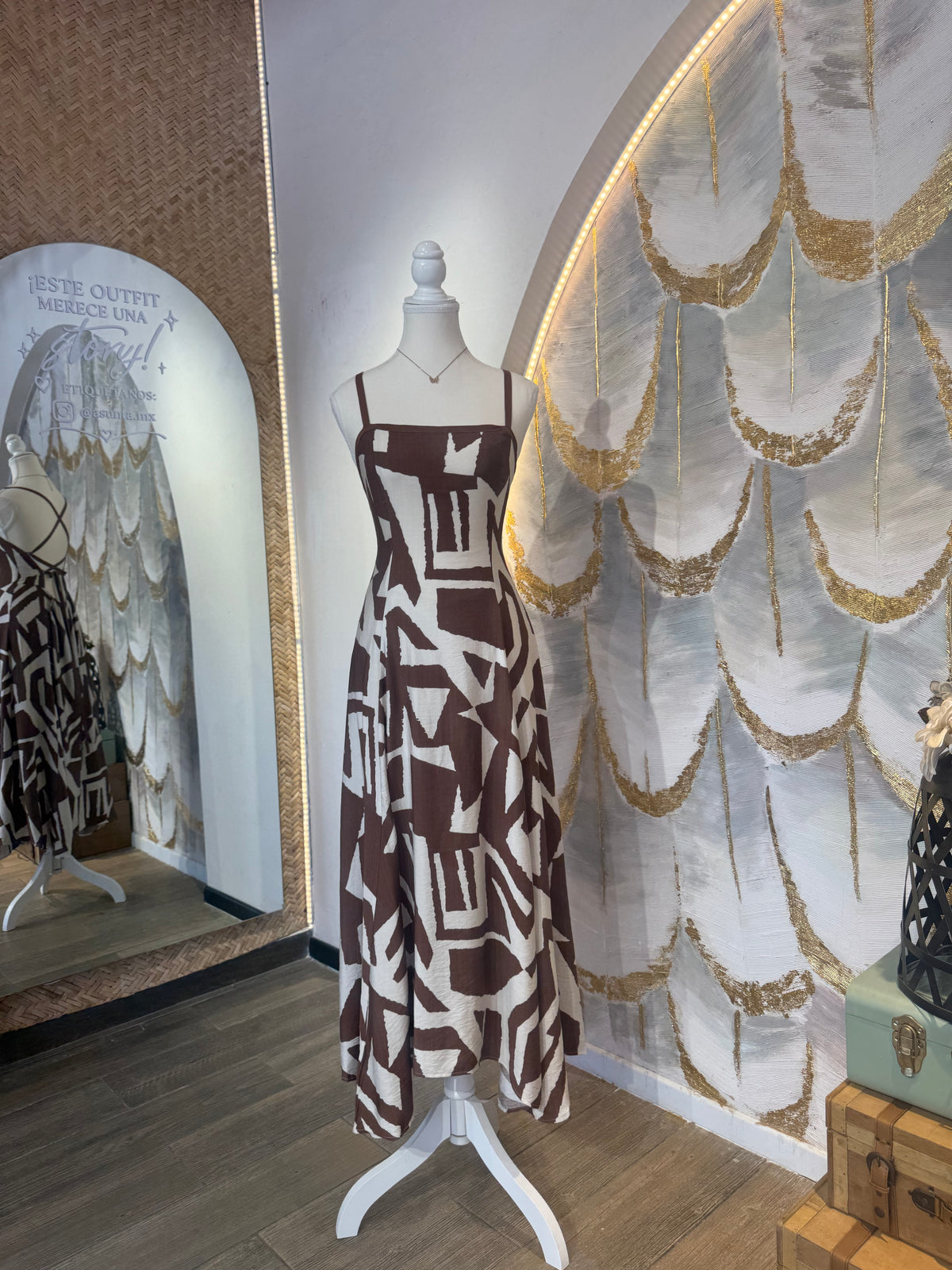 Vestido café con crema escote espalda