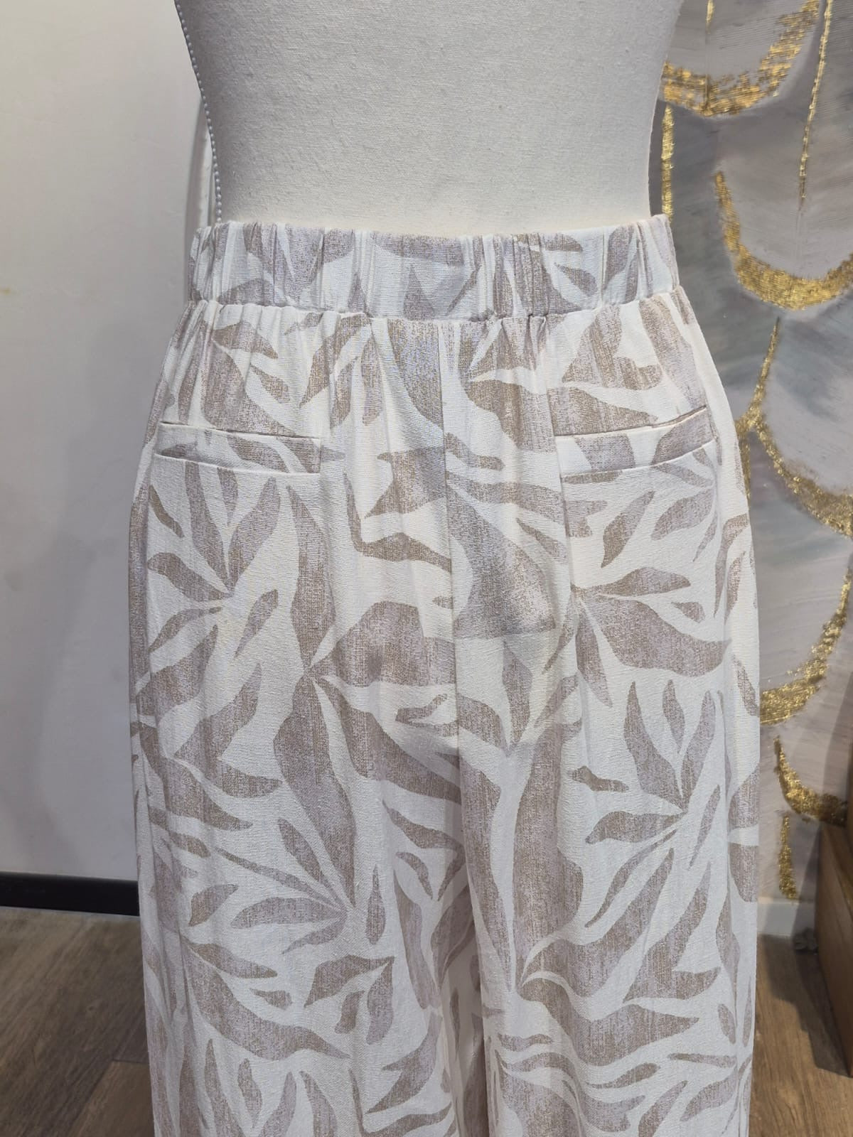 Pantalón gris y blanco