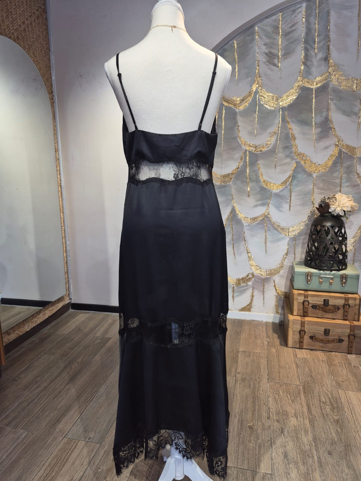 Vestido negro de satén con encaje