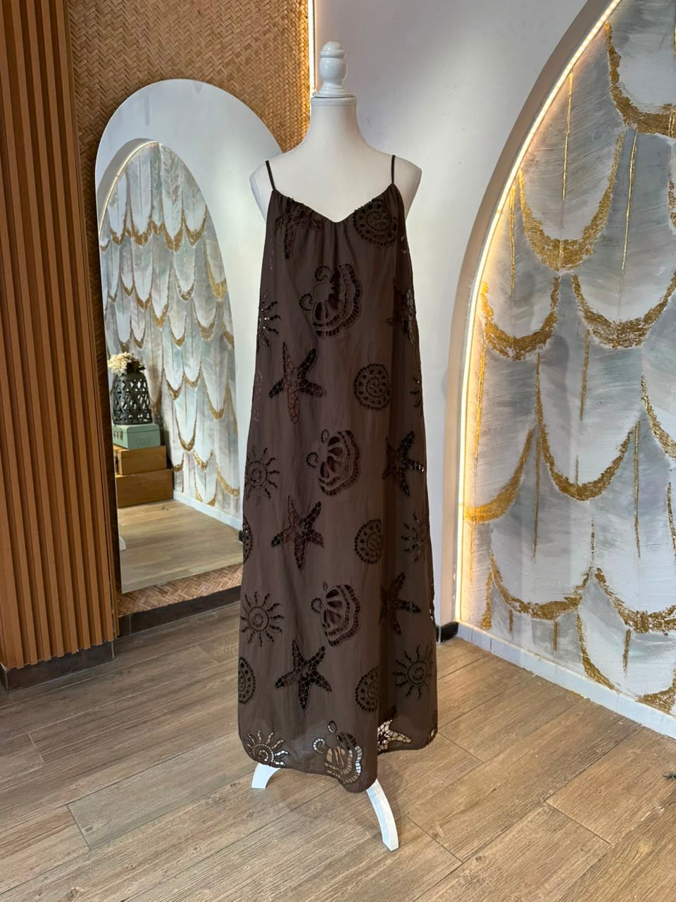 Vestido café tirantes calado