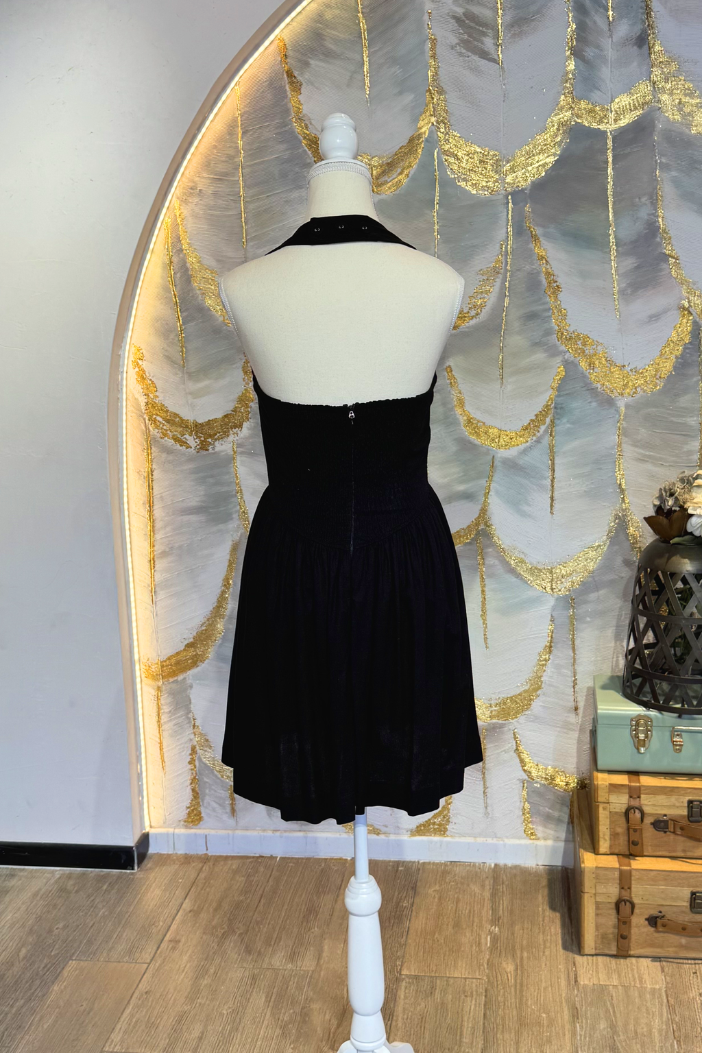 Vestido corto negro cuello halter