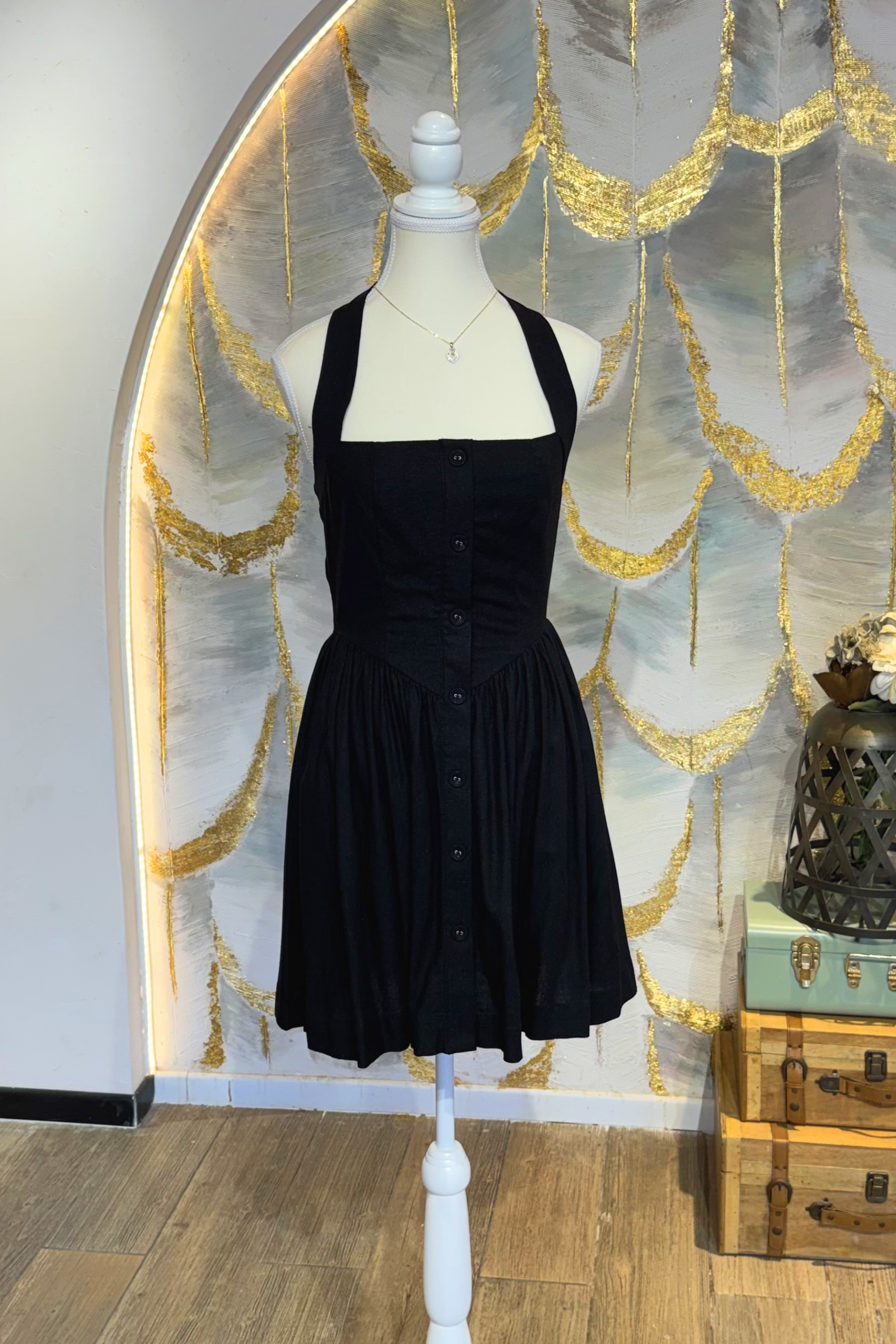 Vestido corto negro cuello halter