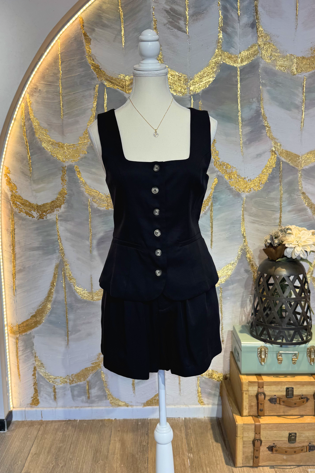 Conjunto negro cuello cuadrado con short