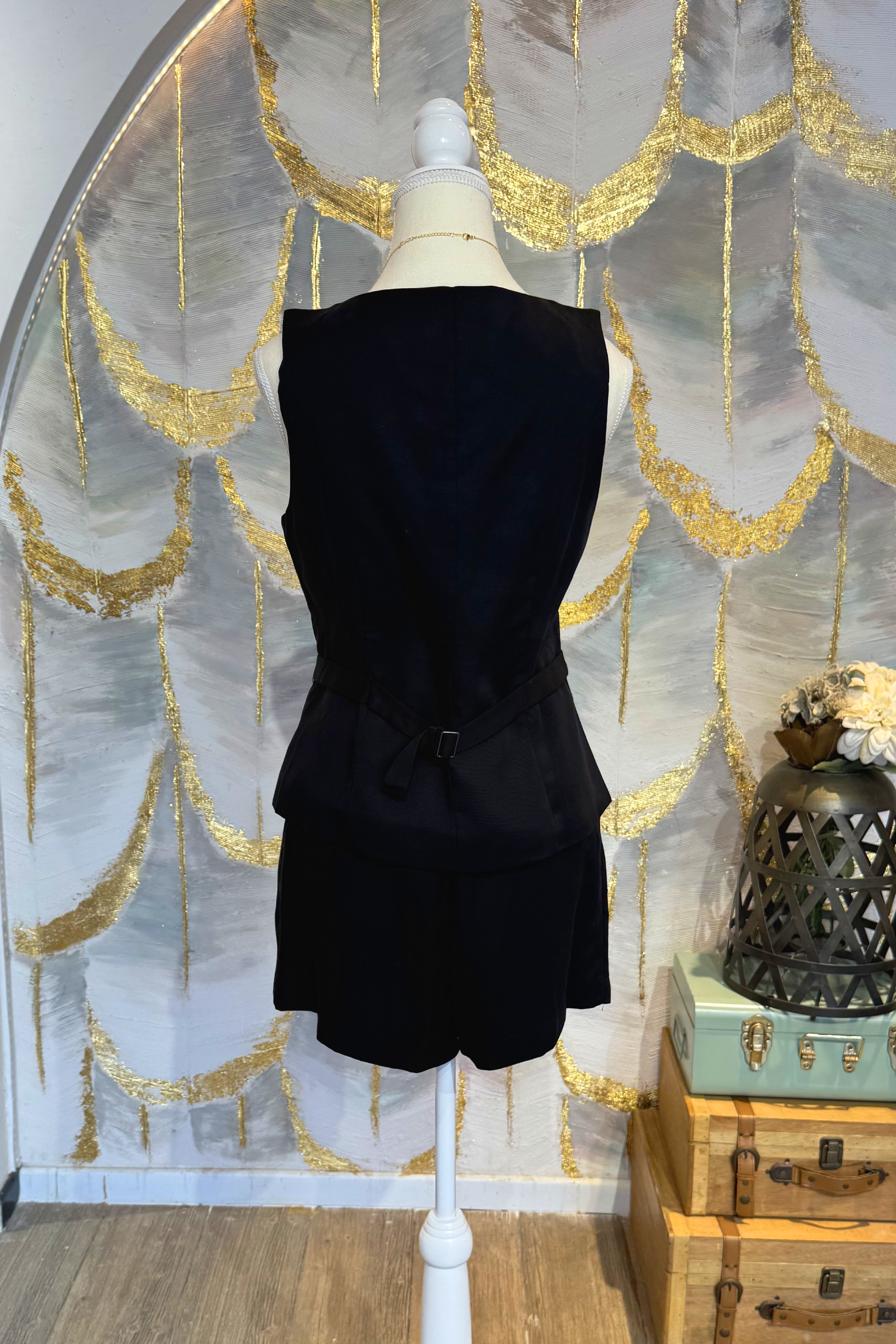 Conjunto negro cuello cuadrado con short