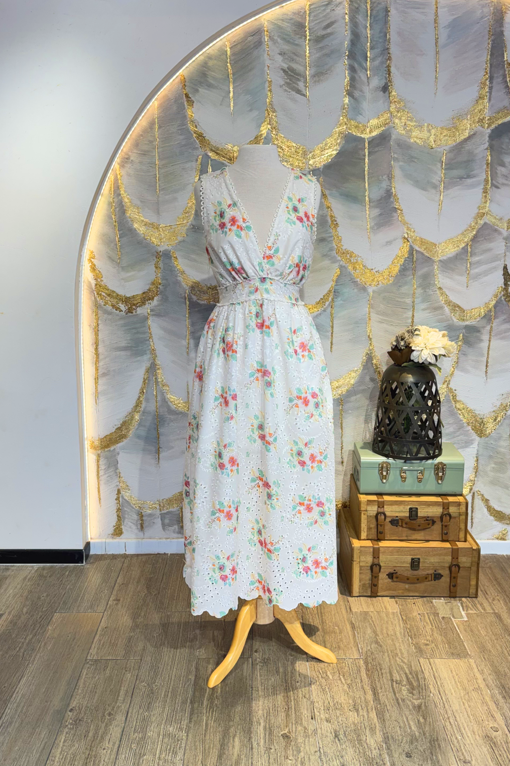 Vestido blanco con flores cuello en V