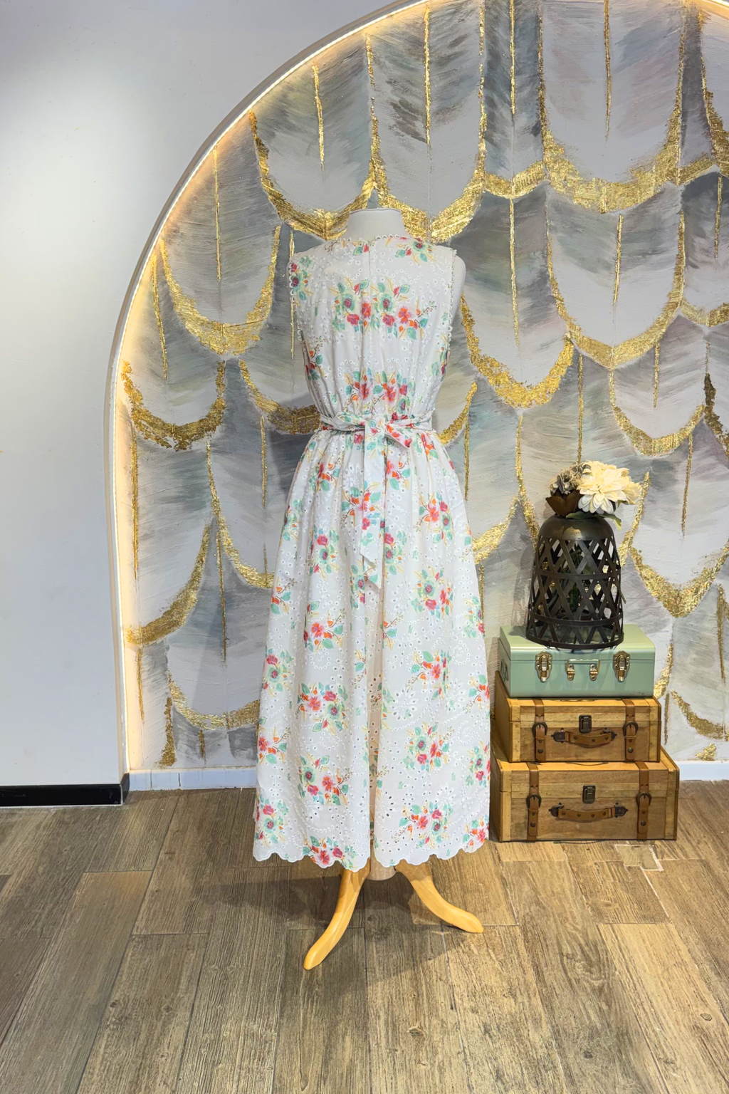 Vestido blanco con flores cuello en V