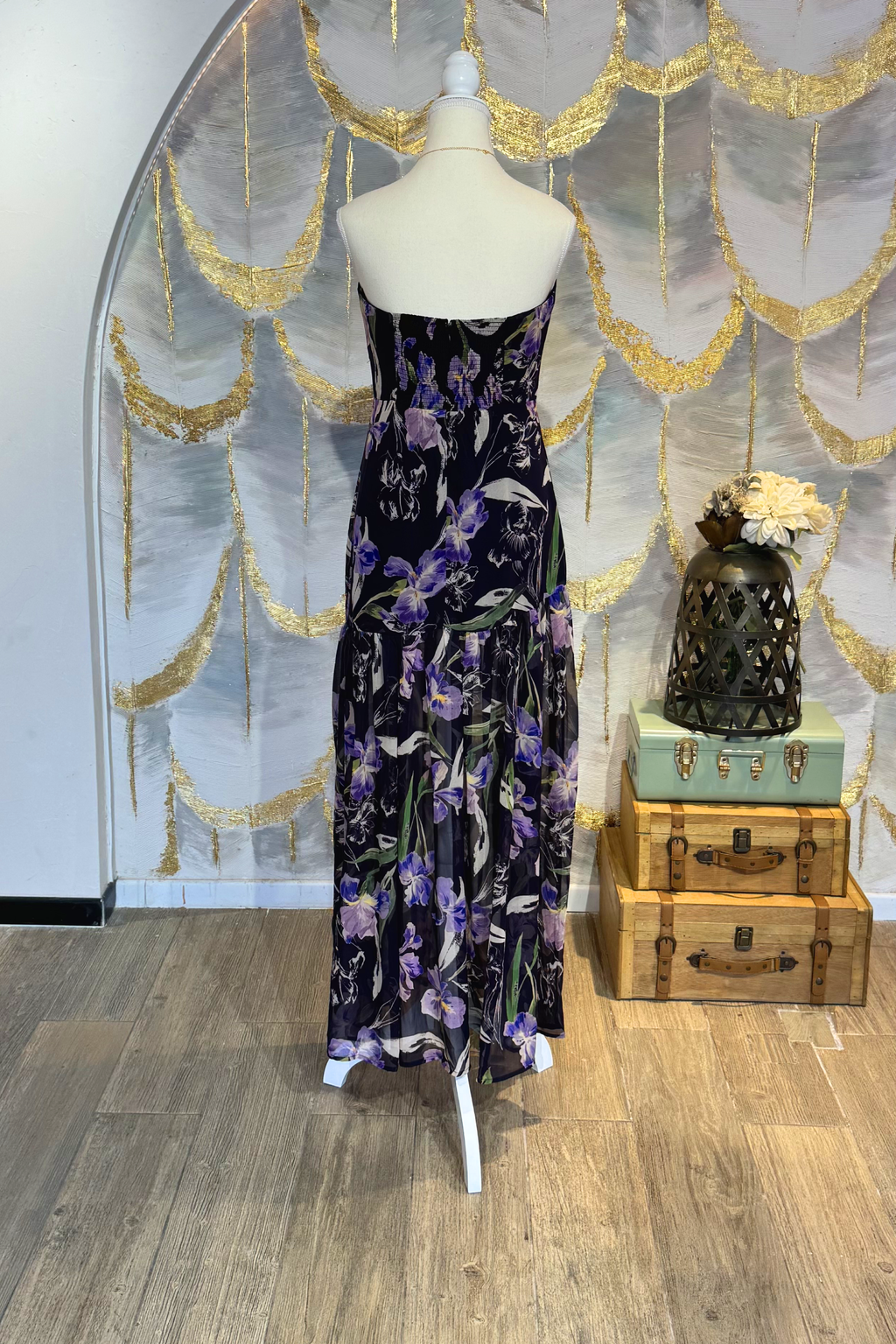 Vestido negro strapless con flores