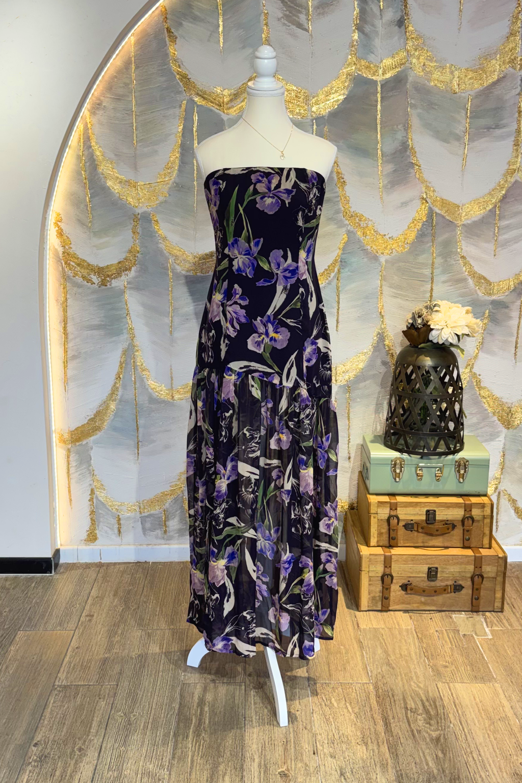 Vestido negro strapless con flores