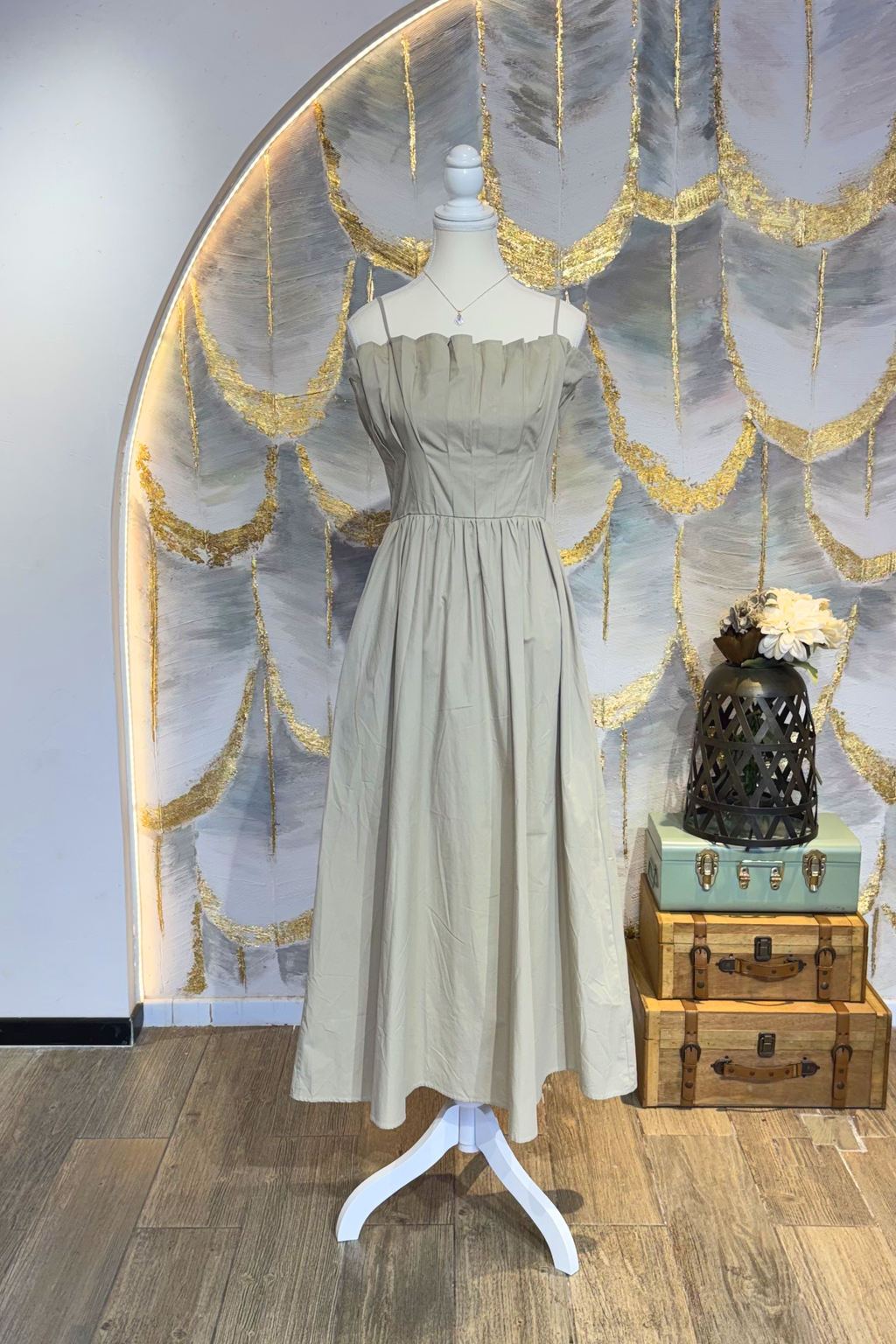 Vestido beige cuello plisado
