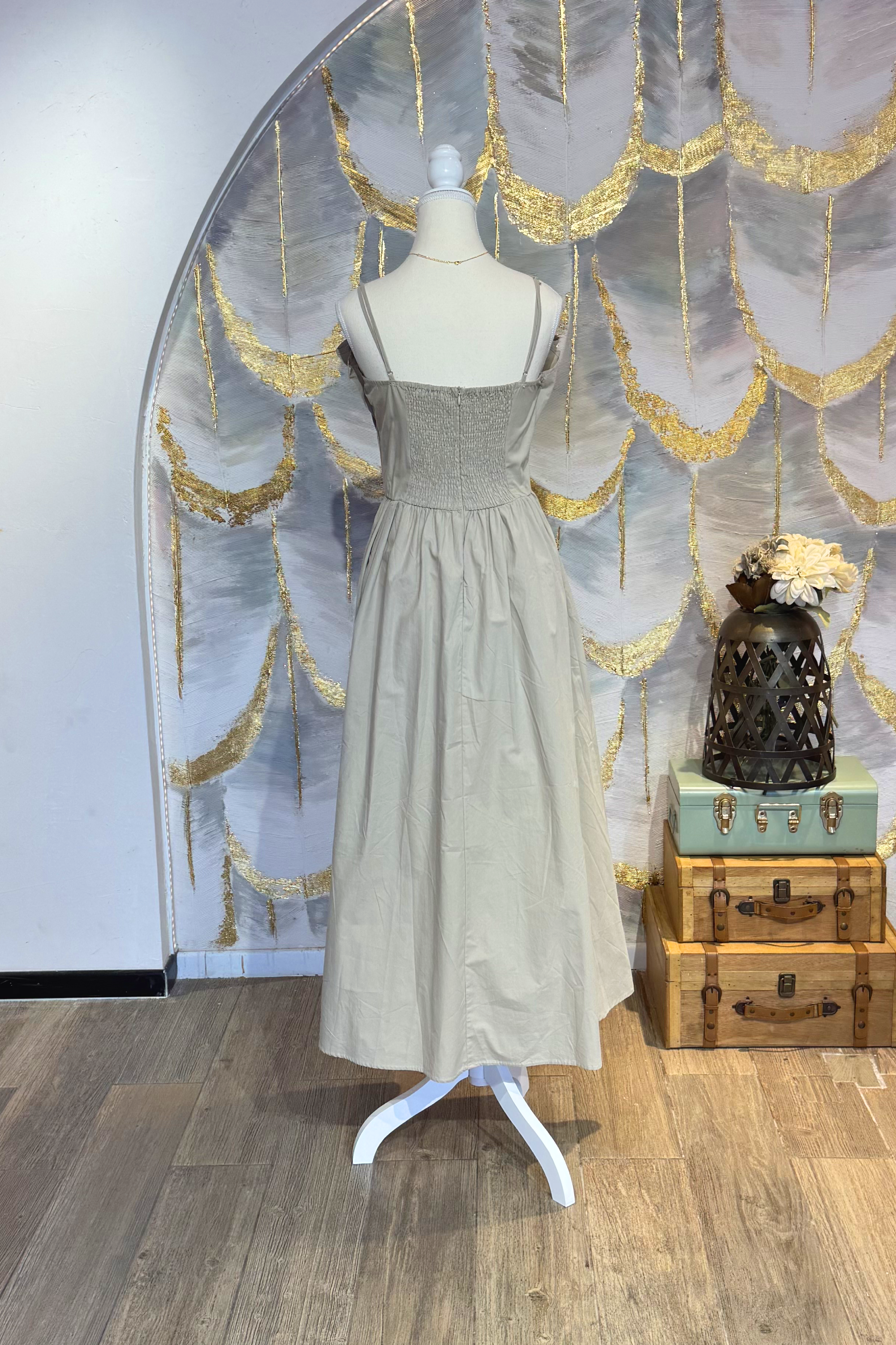 Vestido beige cuello plisado