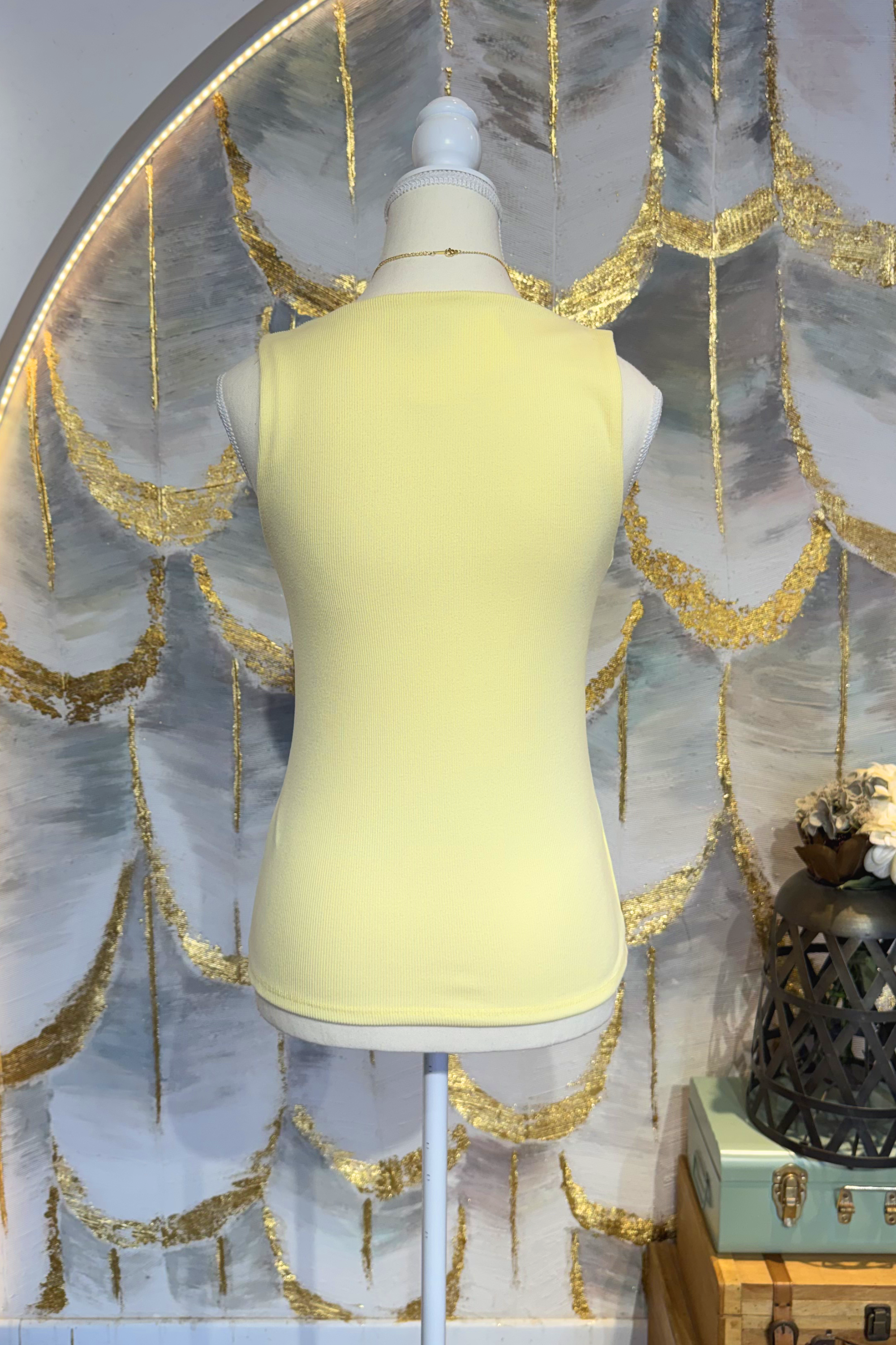 Blusa amarilla sin mangas