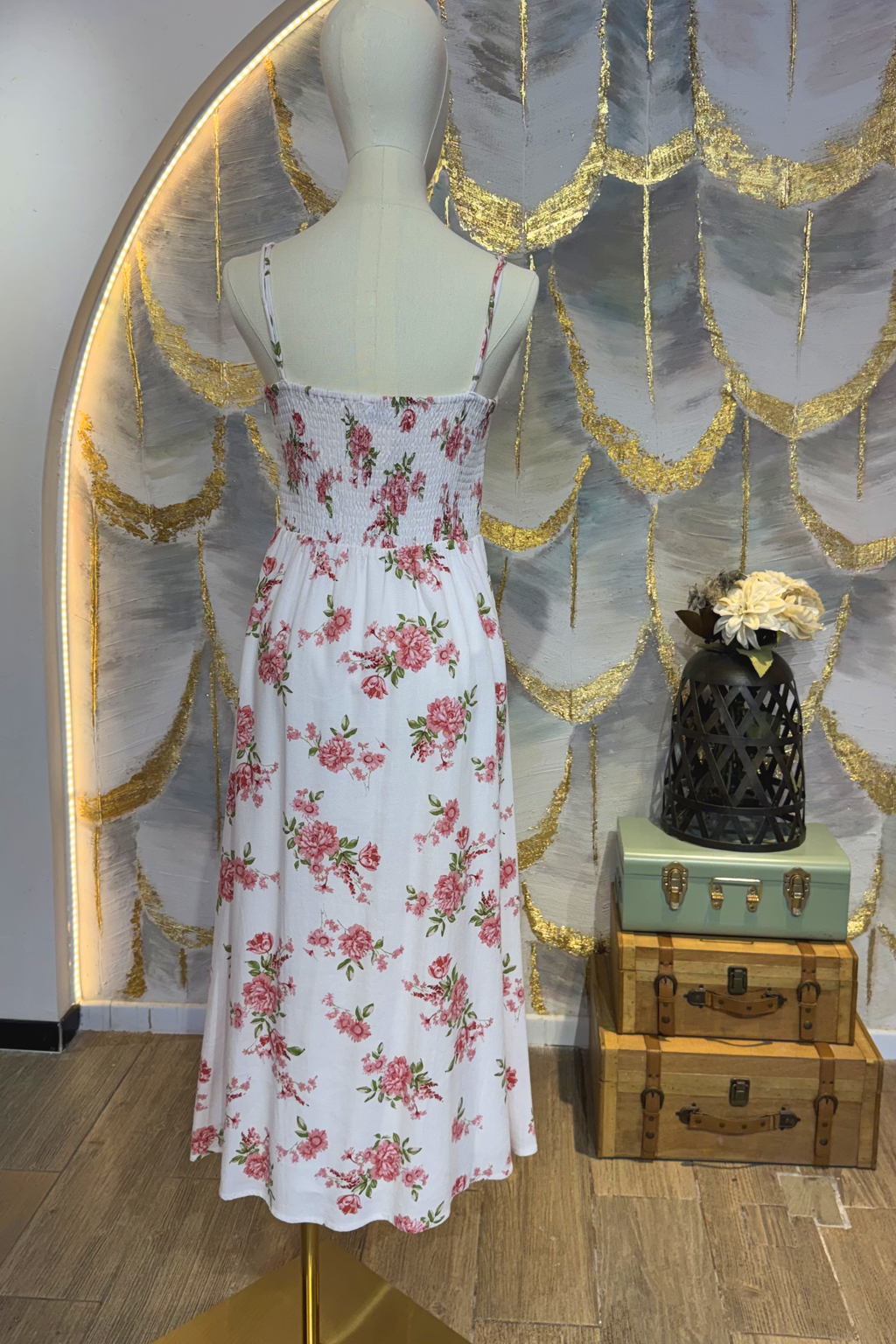 Vestido floral de tirantes con botones
