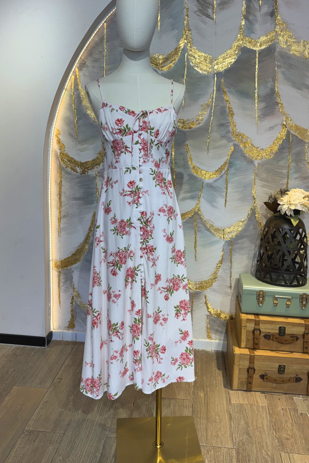 Vestido floral de tirantes con botones