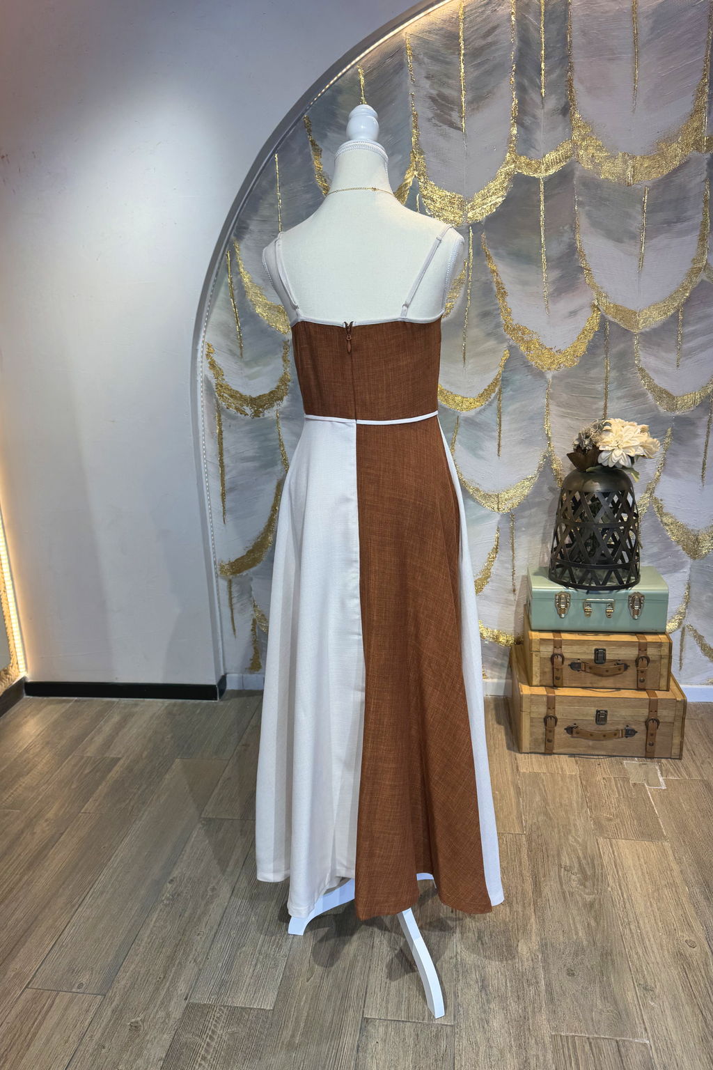 Vestido de tirantes camel y beige