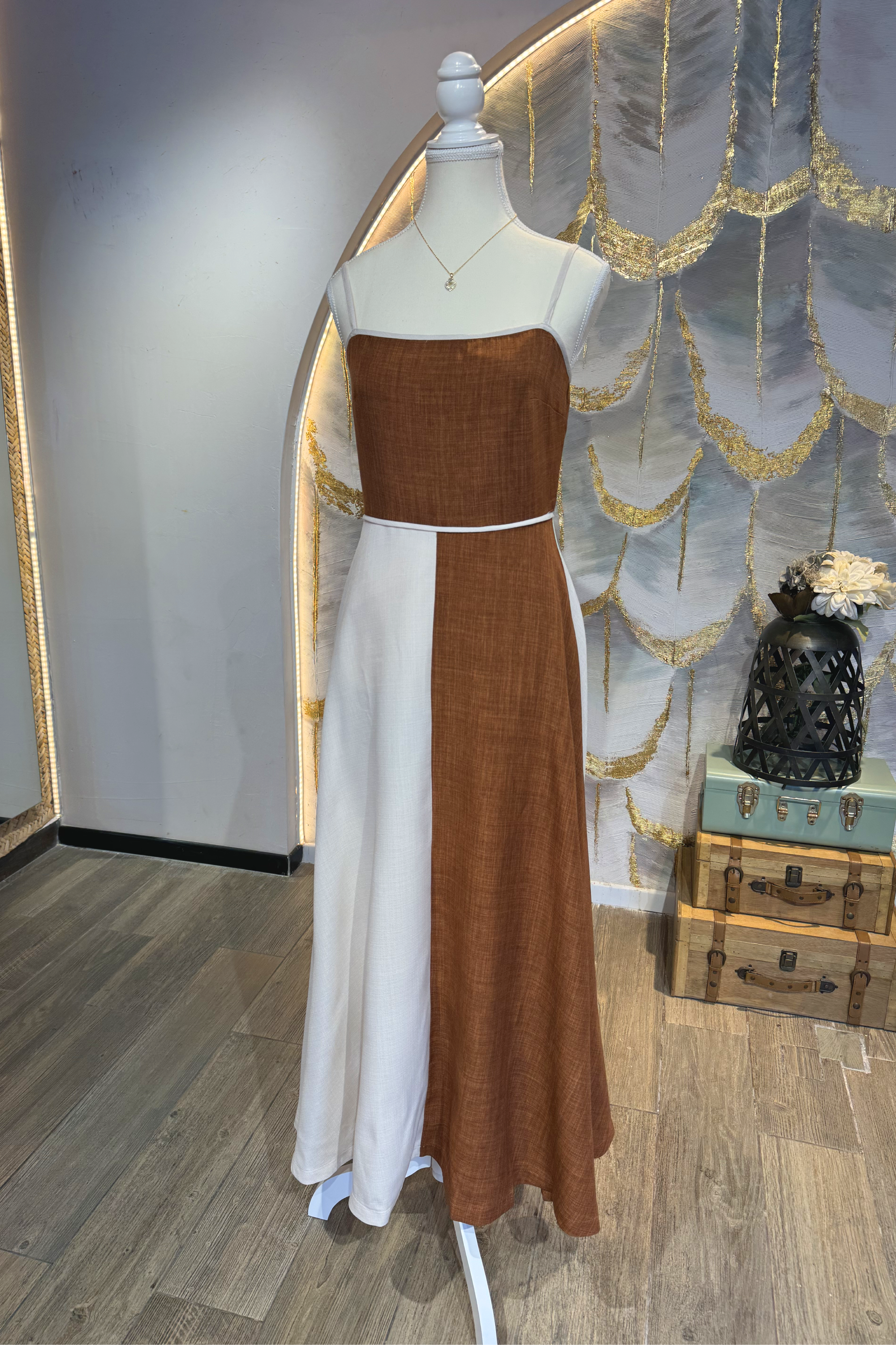 Vestido de tirantes camel y beige