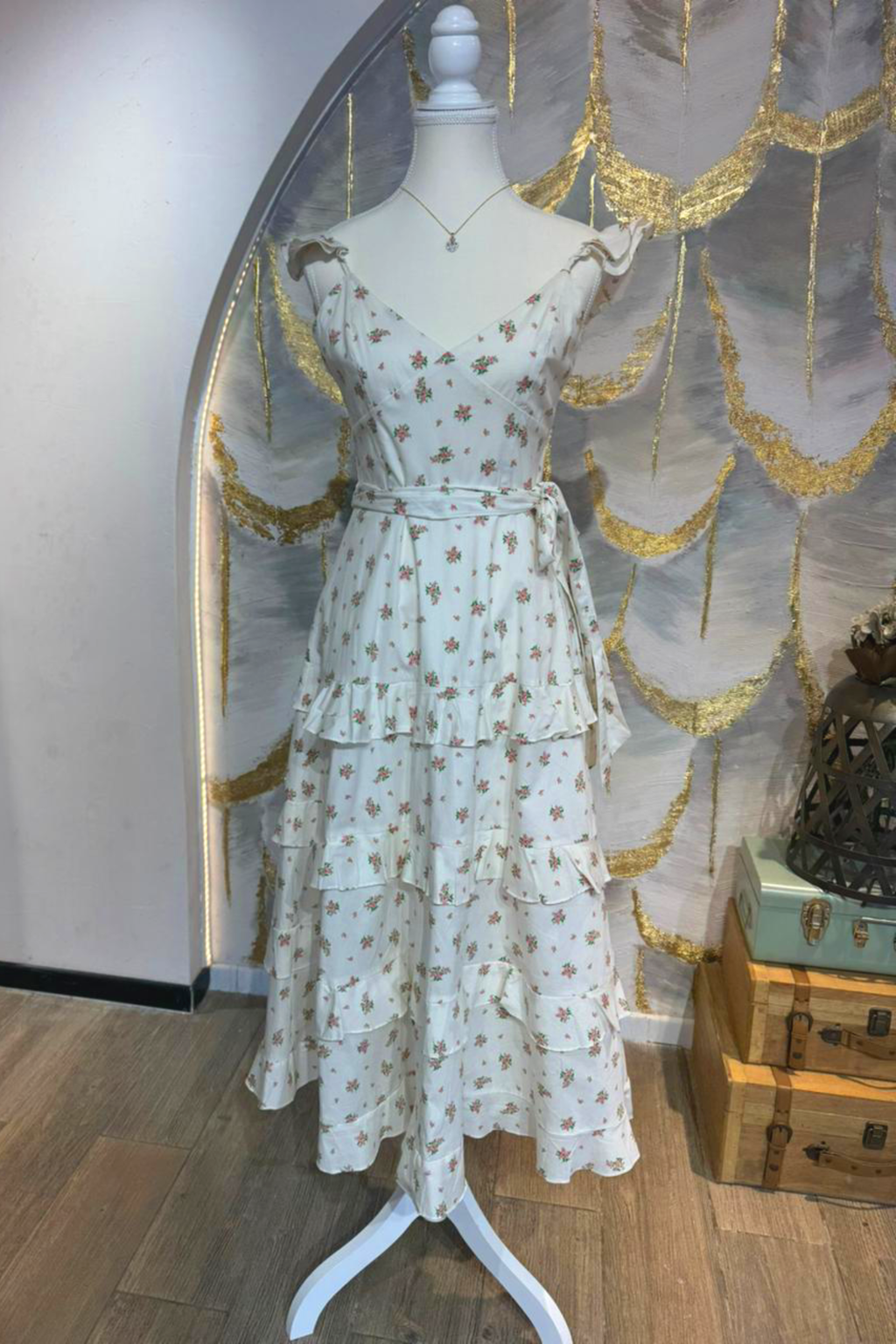 Vestido blanco con flores escalonado