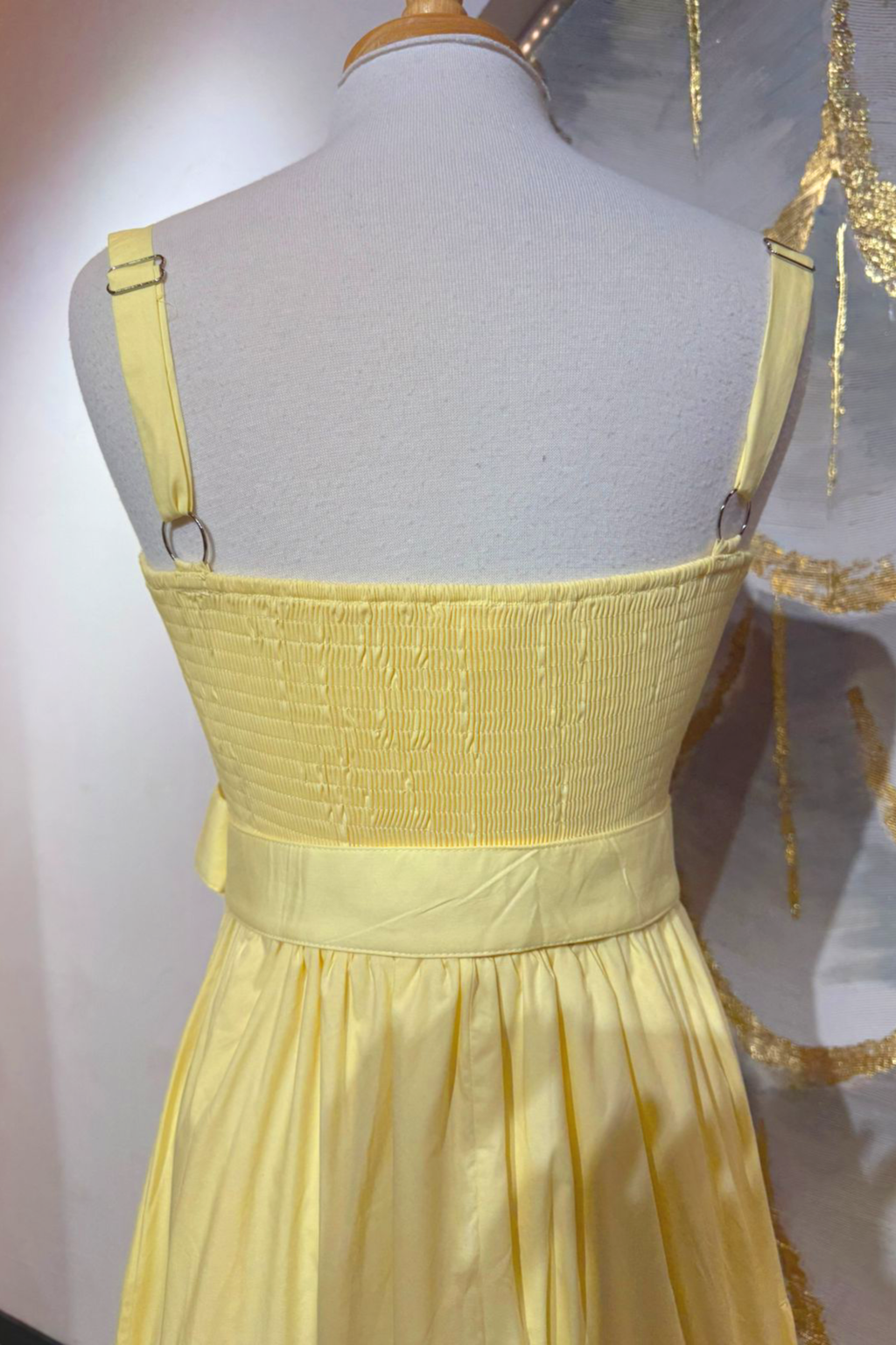Vestido amarillo de tirantes y cinturon