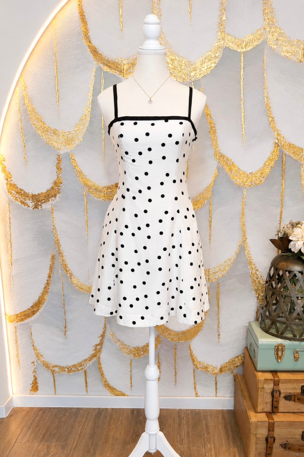 Vestido blanco corto con puntos negros