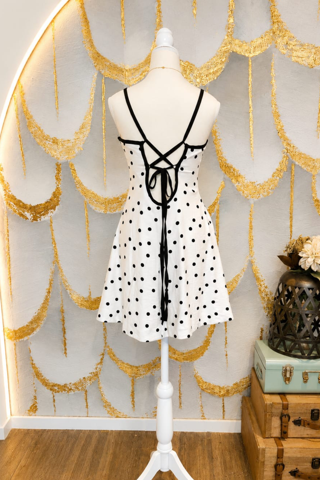 Vestido blanco corto con puntos negros