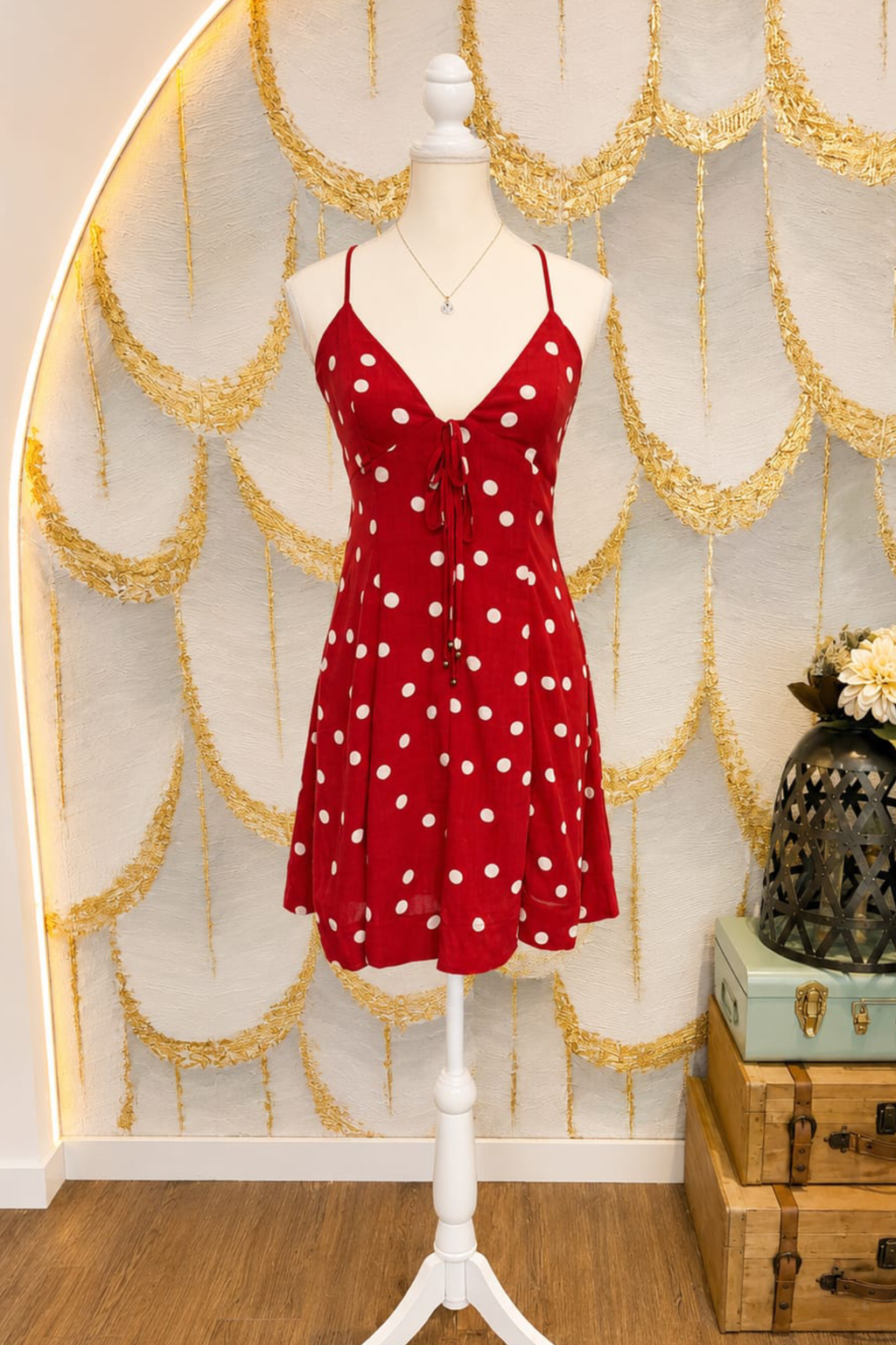 Vestido rojo corto con puntos blancos