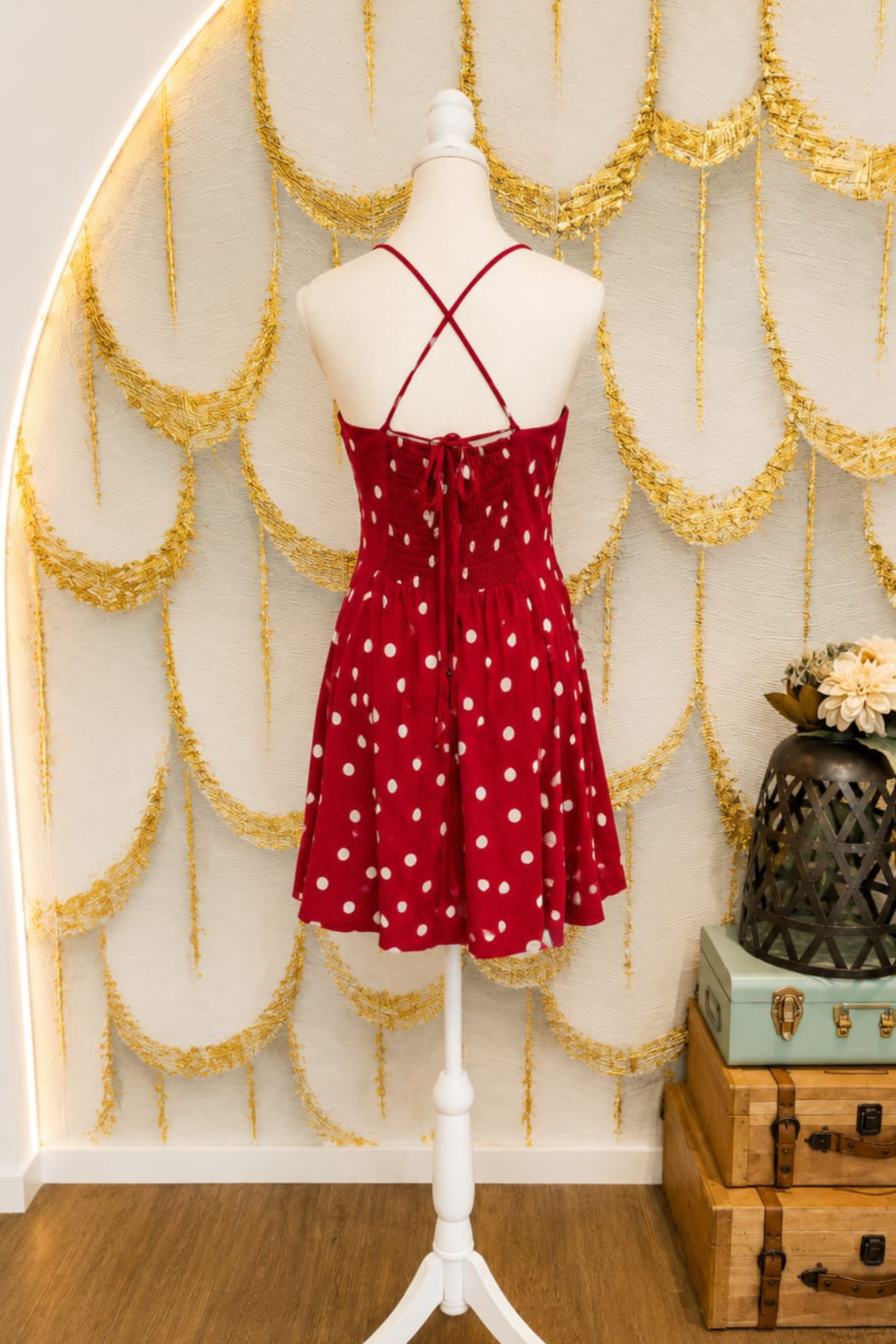 Vestido rojo corto con puntos blancos