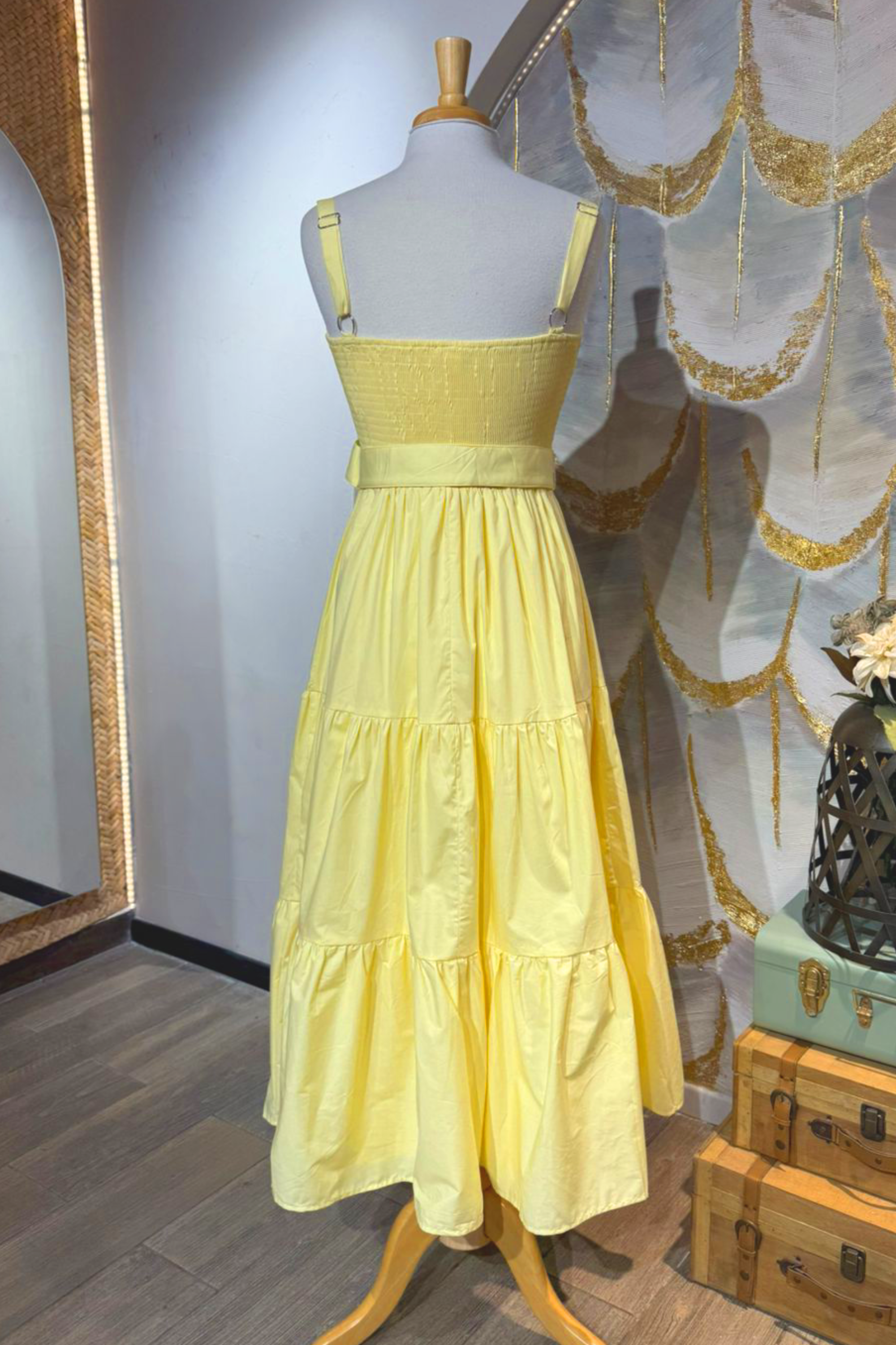 Vestido amarillo de tirantes y cinturon