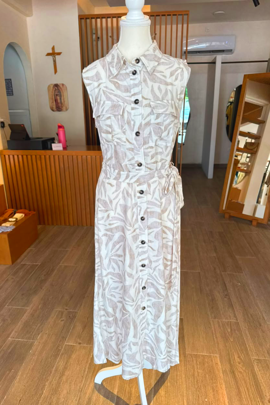 Vestido maxi blanco y beige con botones