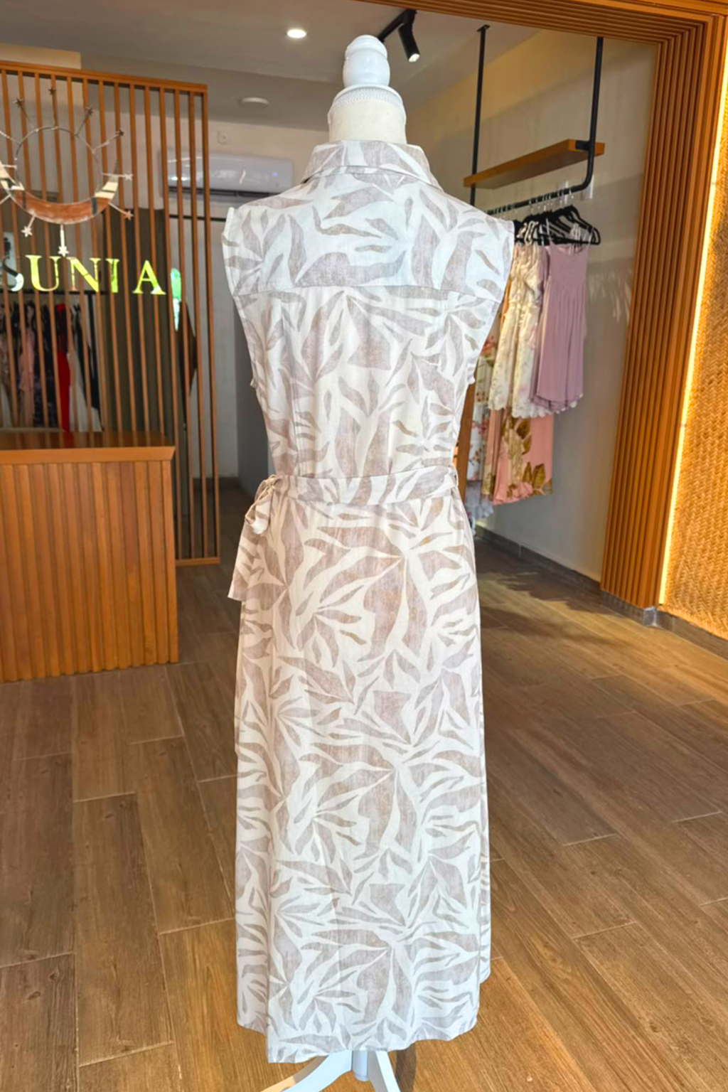 Vestido maxi blanco y beige con botones