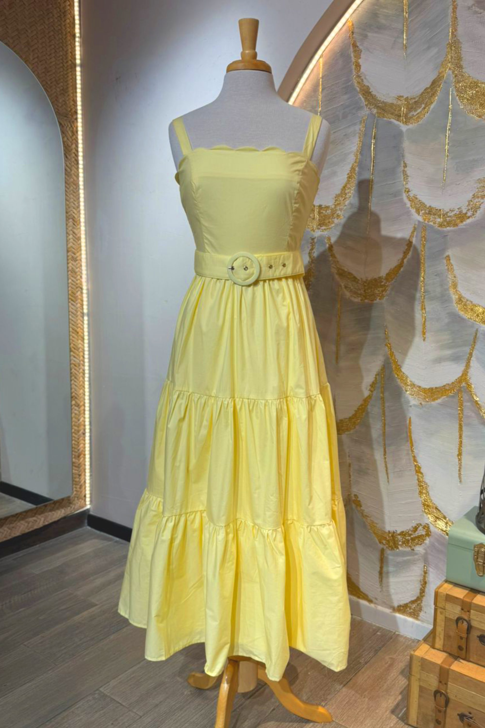 Vestido amarillo de tirantes y cinturon