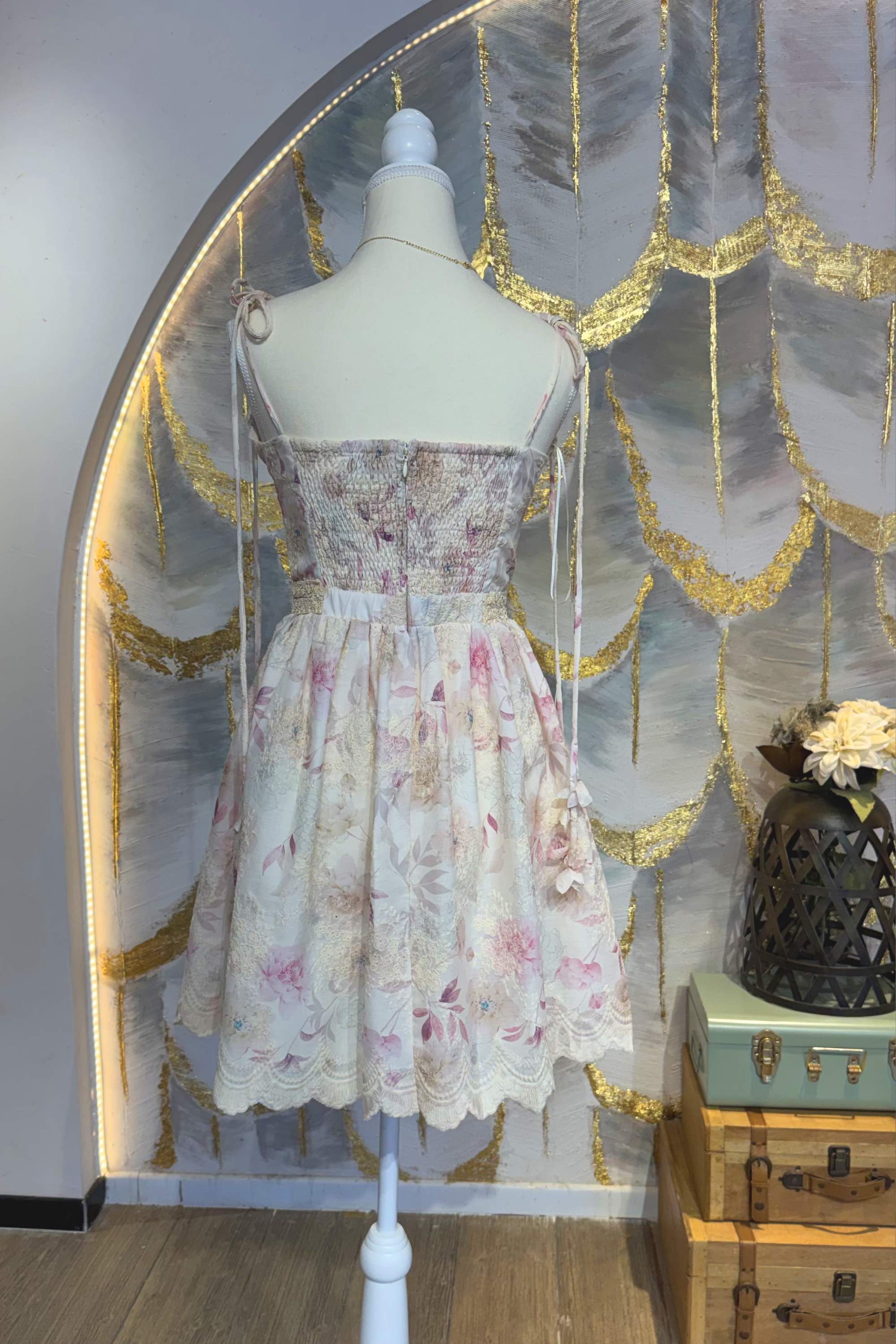Vestido corto floreado de tirantes