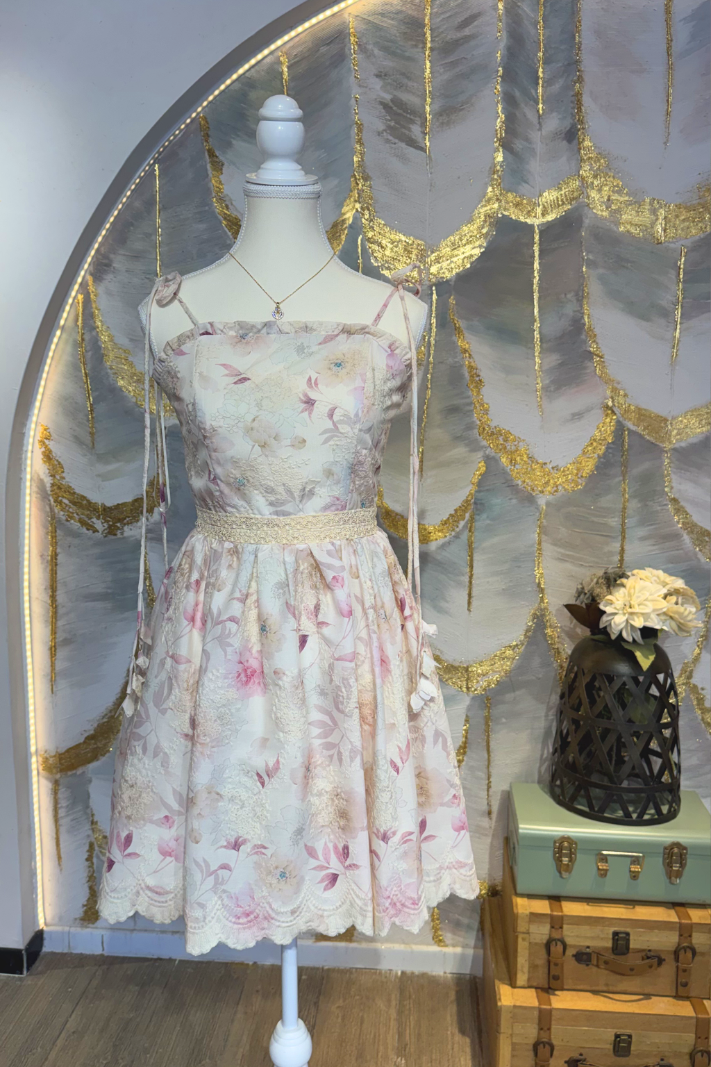 Vestido corto floreado de tirantes