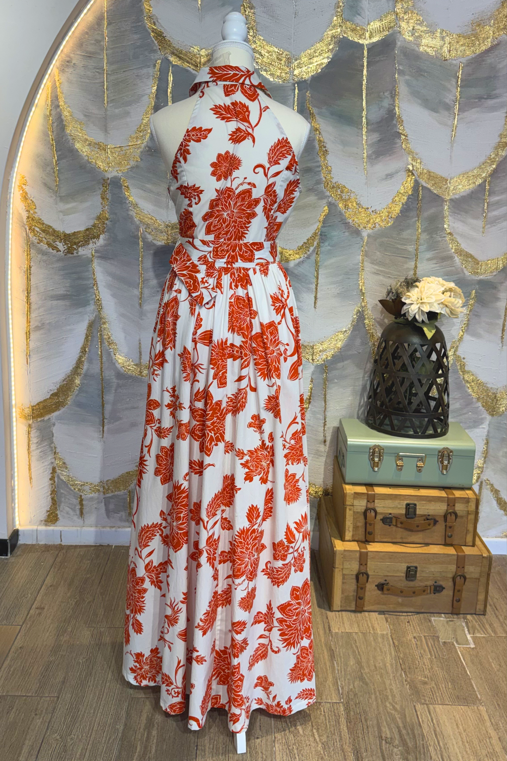 Vestido floral rojo con cuello camisero