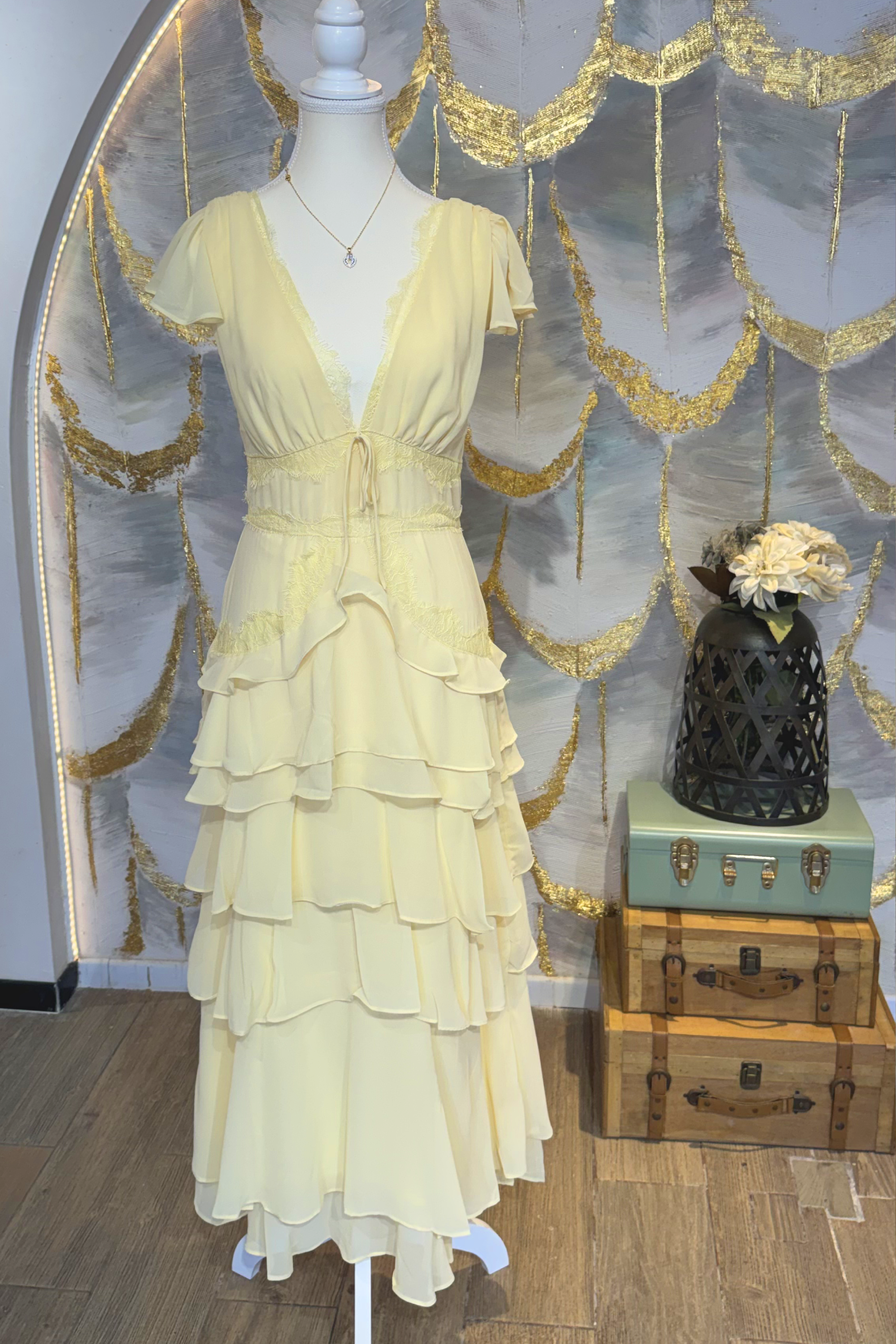 Vestido amarillo con escote en V