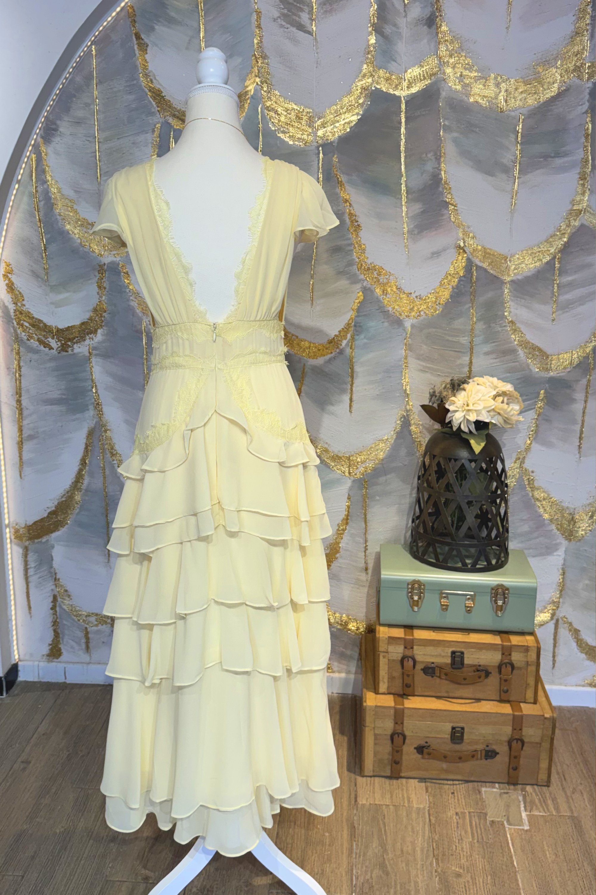 Vestido amarillo con escote en V