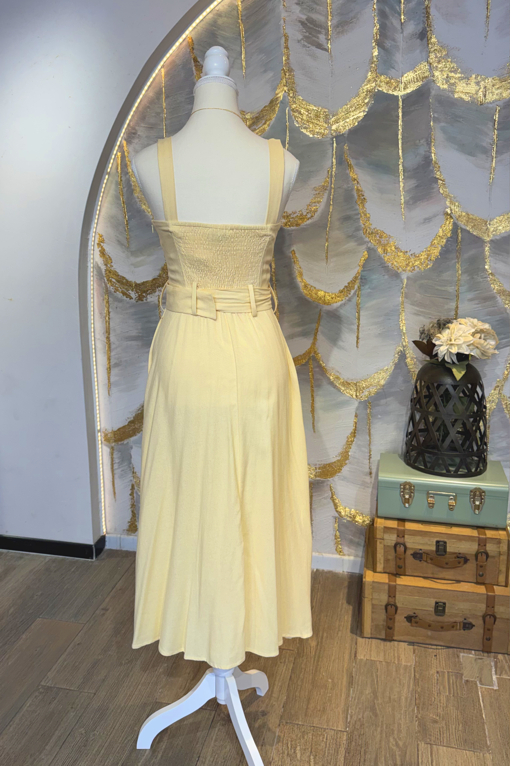 Vestido amarillo cuello cuadrado
