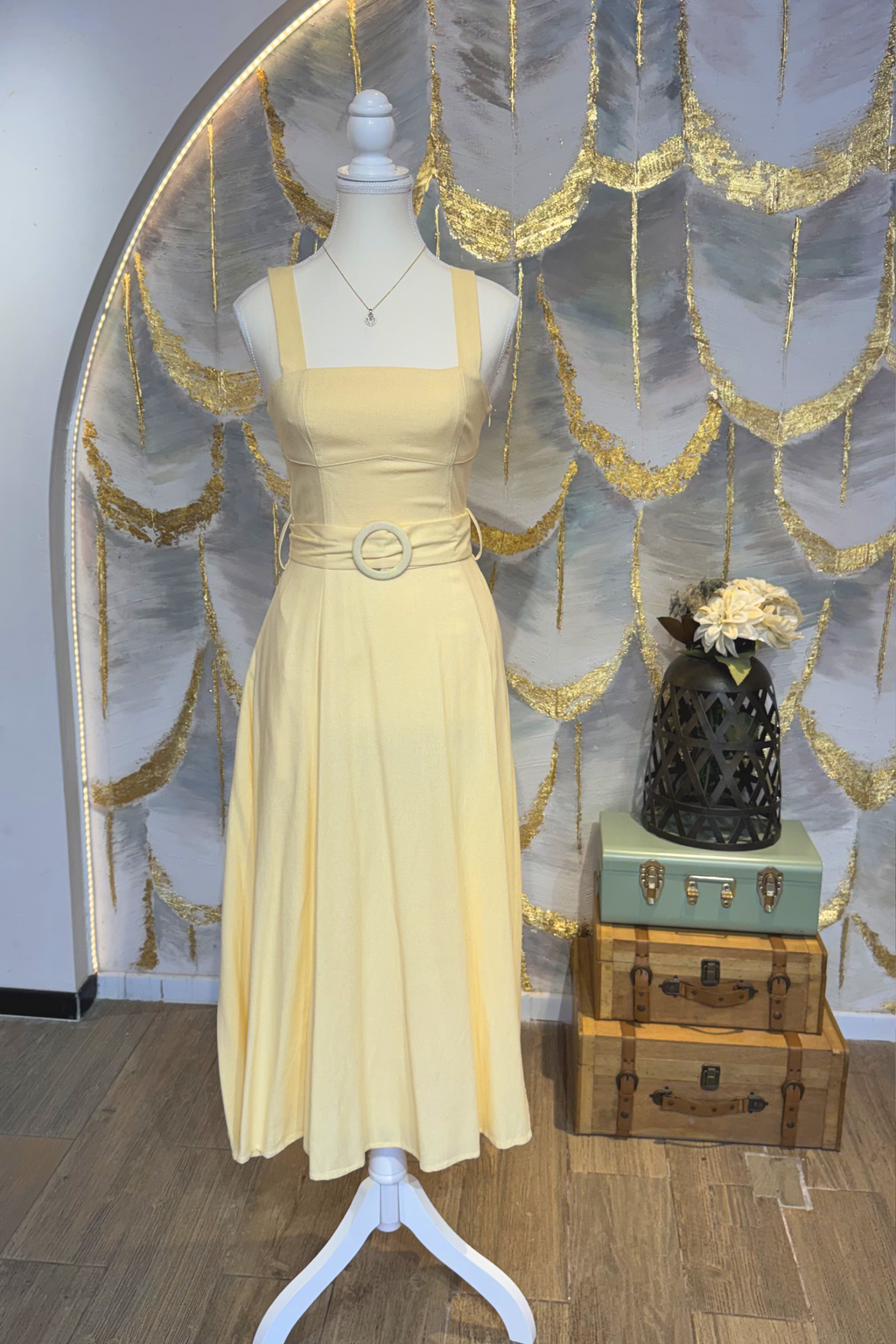 Vestido amarillo cuello cuadrado