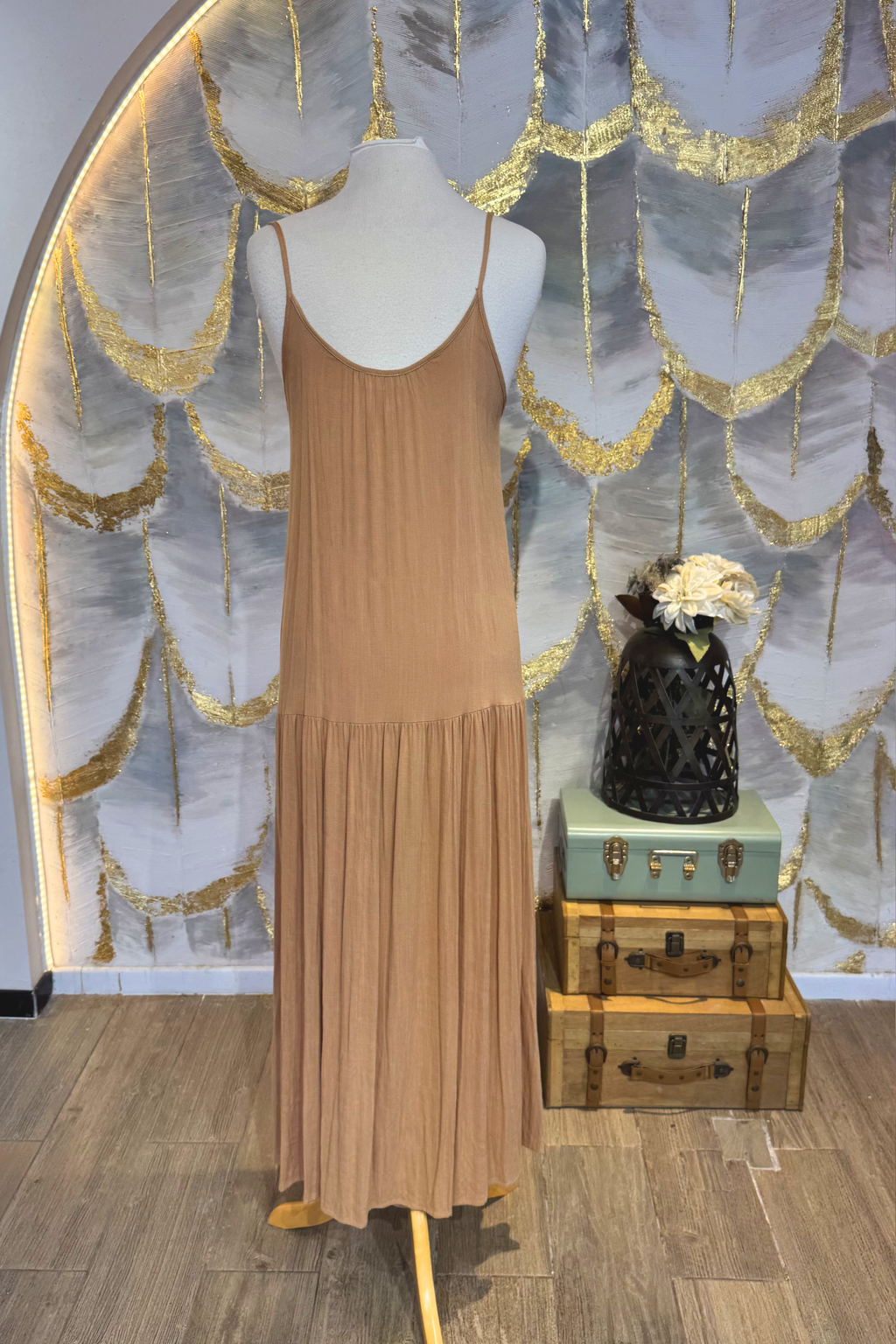 Vestido de tirantes Camel