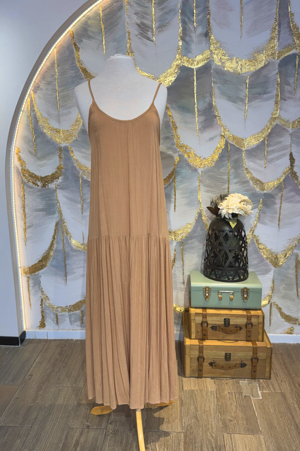 Vestido de tirantes Camel