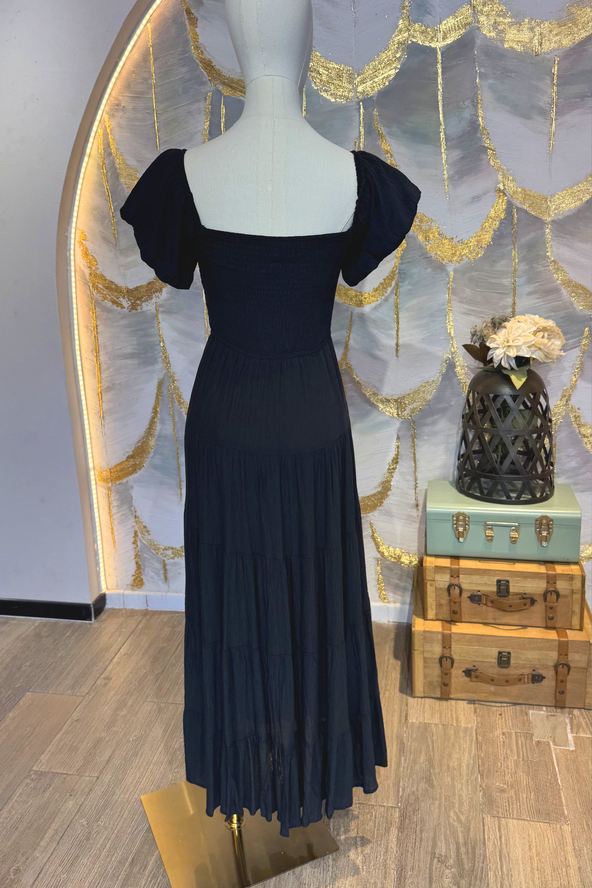 Vestido largo negro cuello cuadrado