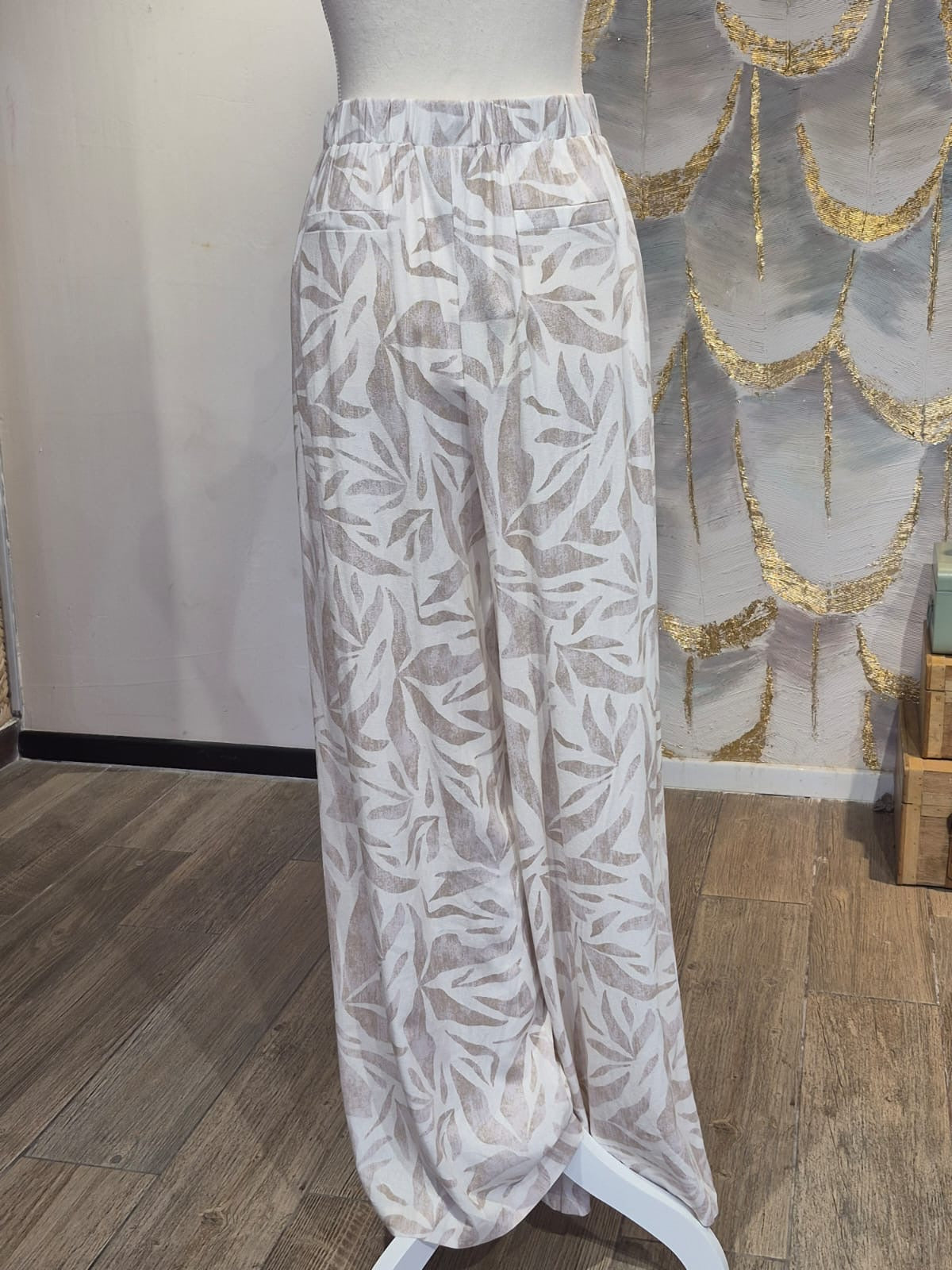 Pantalón gris y blanco