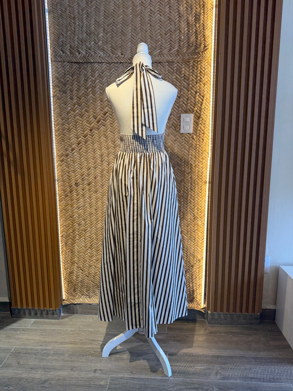 Vestido halter de rayas café con crema