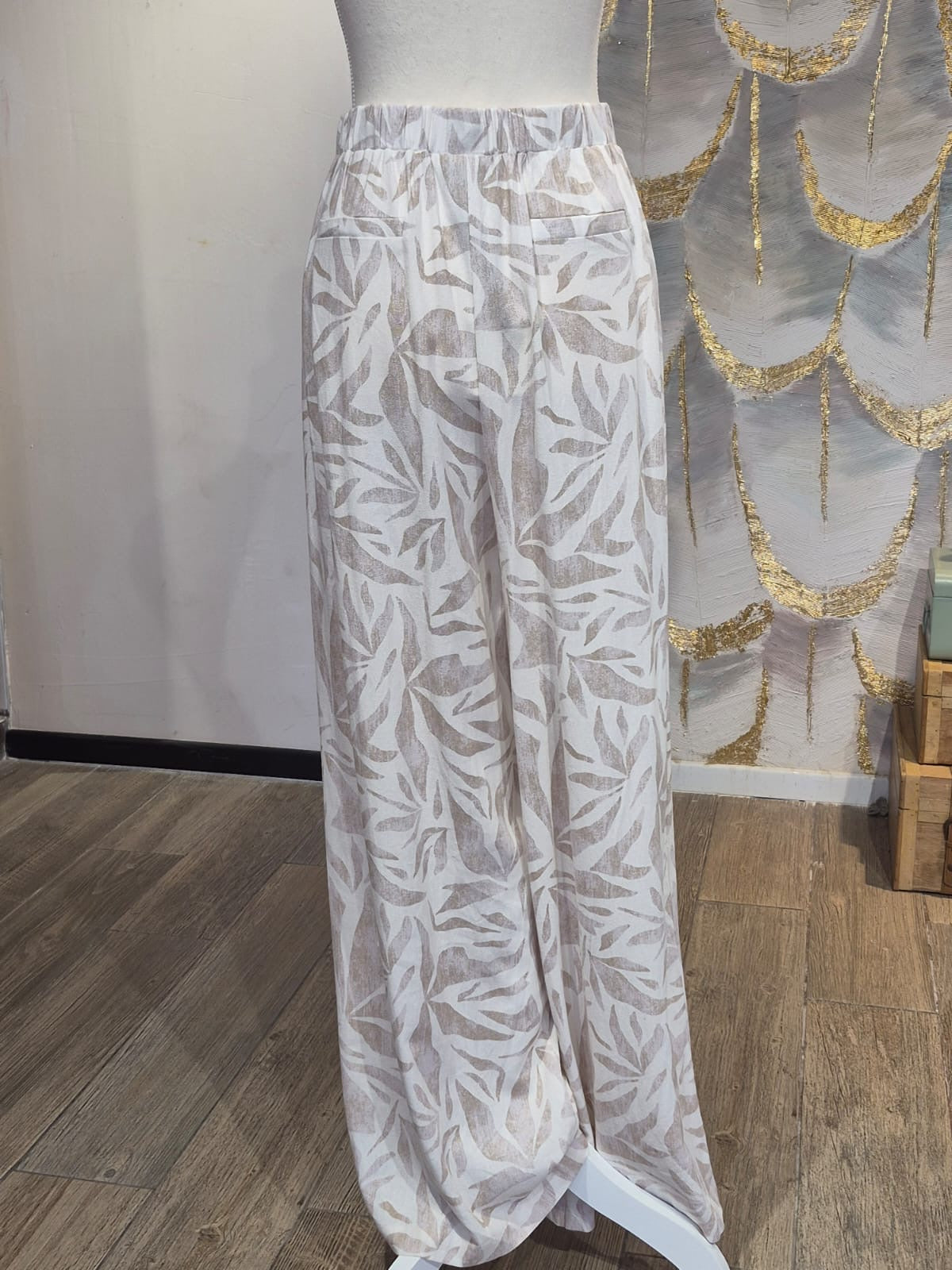 Pantalón gris y blanco